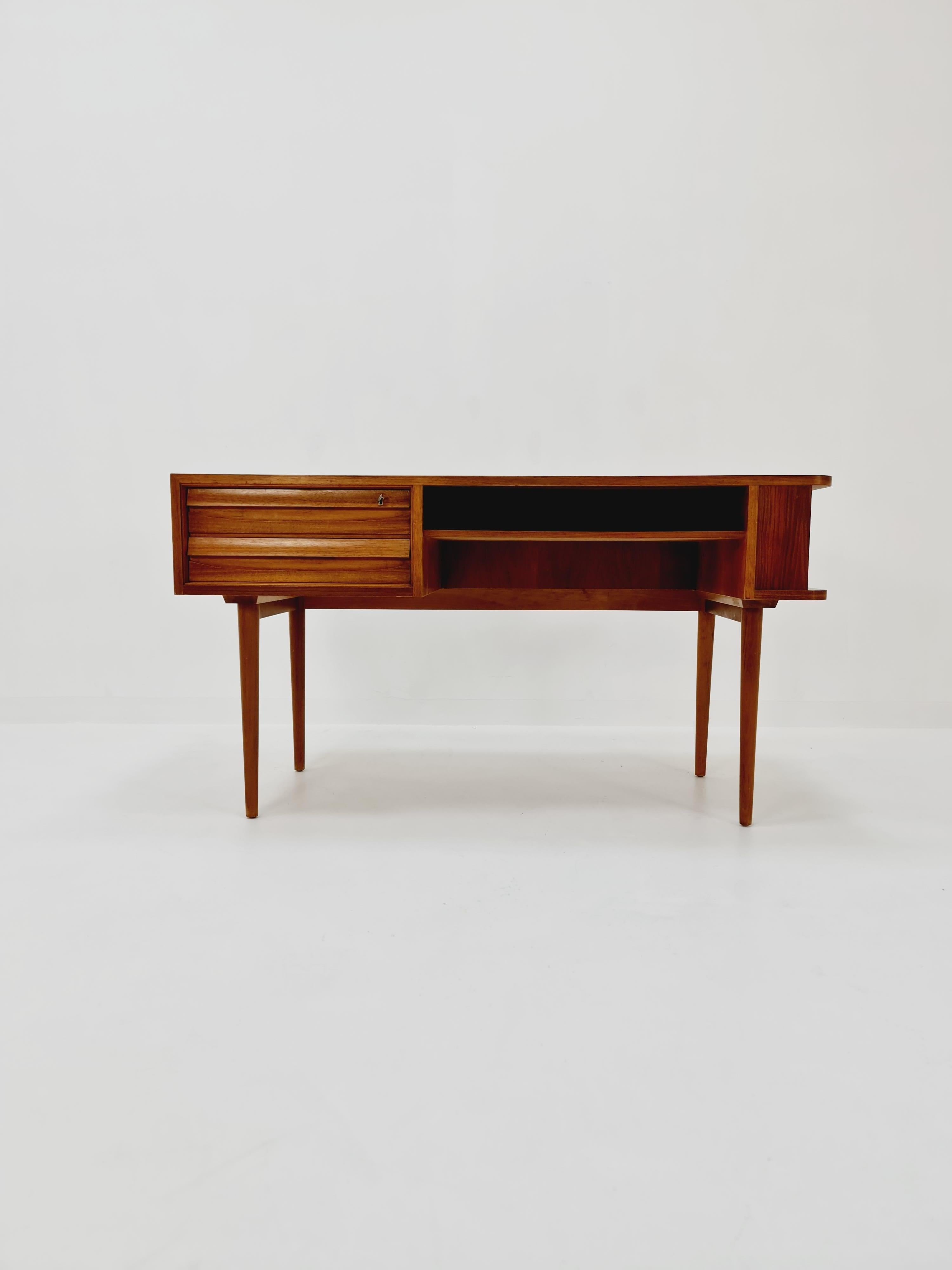 Rare Mid century vintage German Desk in walnut, 1950s

Design year: 1960s

Dimensions: 
70 D 140  W x 78 H cm


It is in good vintage condition, however, as with all vintage items some minor wear marks should be expected.unfortunately has few