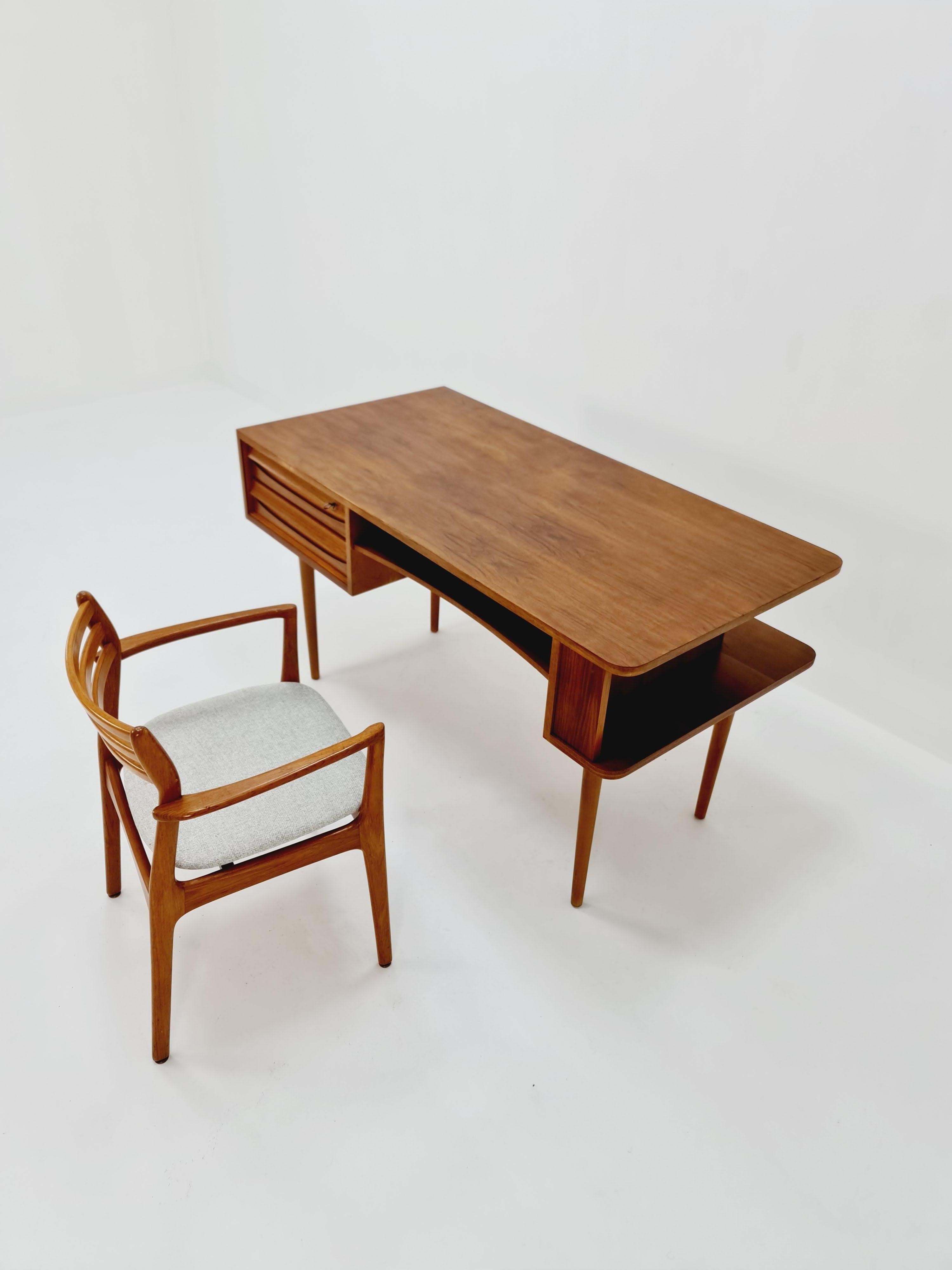 Rare Mid-Century vintage German Desk in walnut, 1950s In Good Condition For Sale In Gaggenau, DE