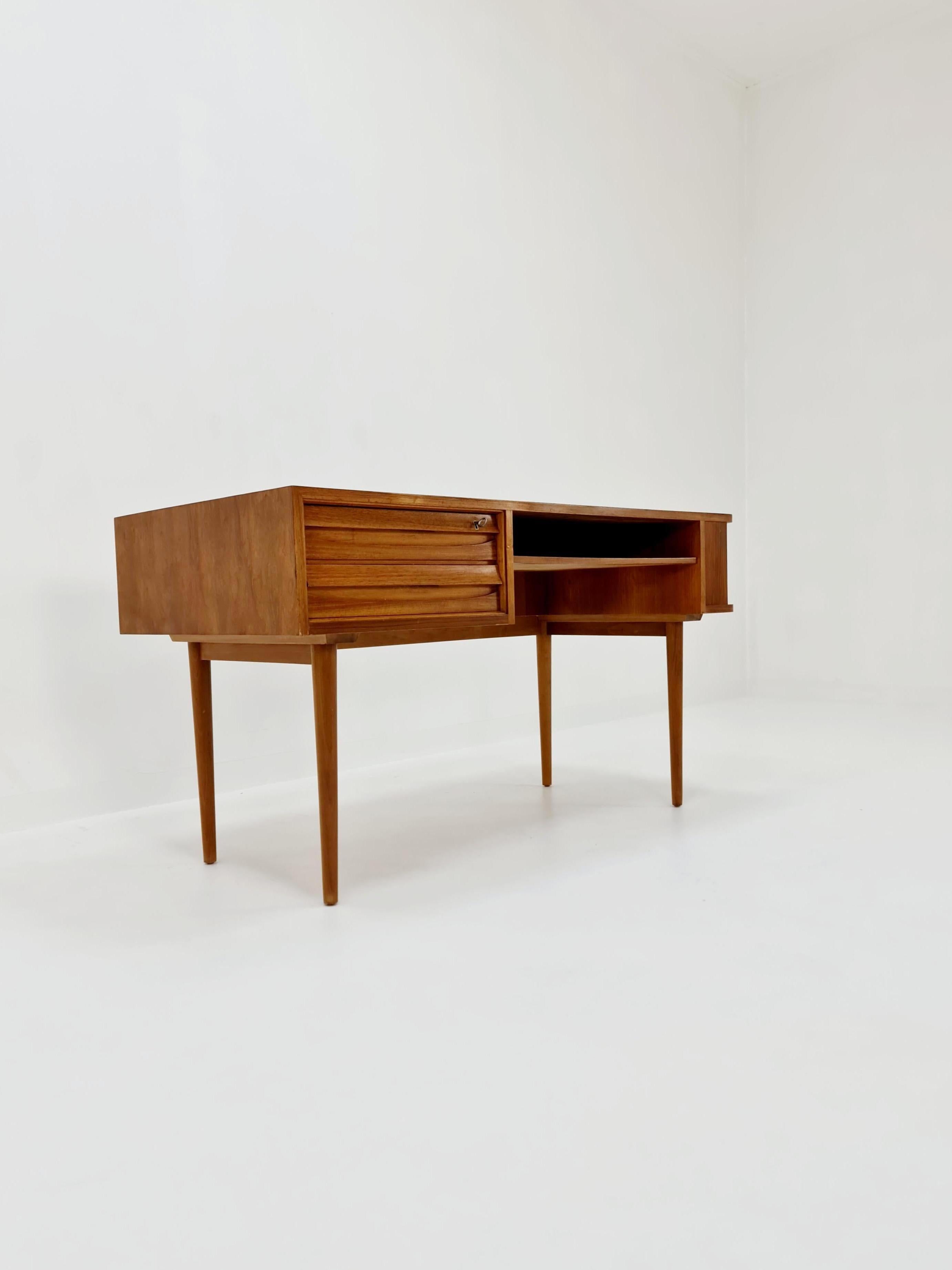 Seltener Mid-Century-Schreibtisch aus Nussbaum, 1950er Jahre im Zustand „Gut“ in Gaggenau, DE