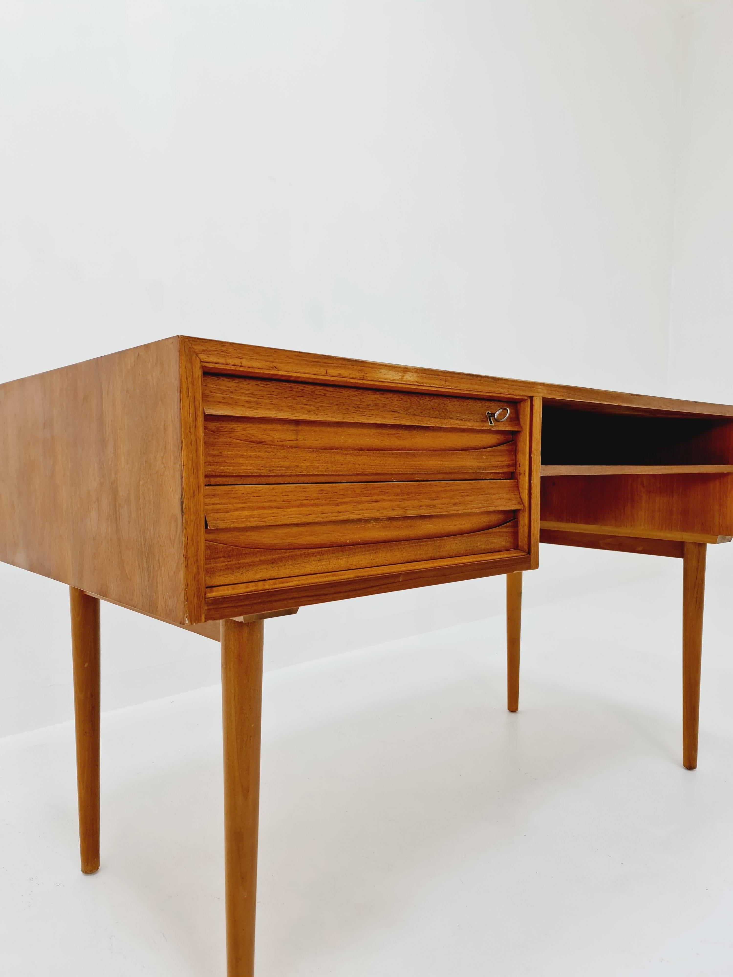 Seltener Mid-Century-Schreibtisch aus Nussbaum, 1950er Jahre (Mitte des 20. Jahrhunderts)