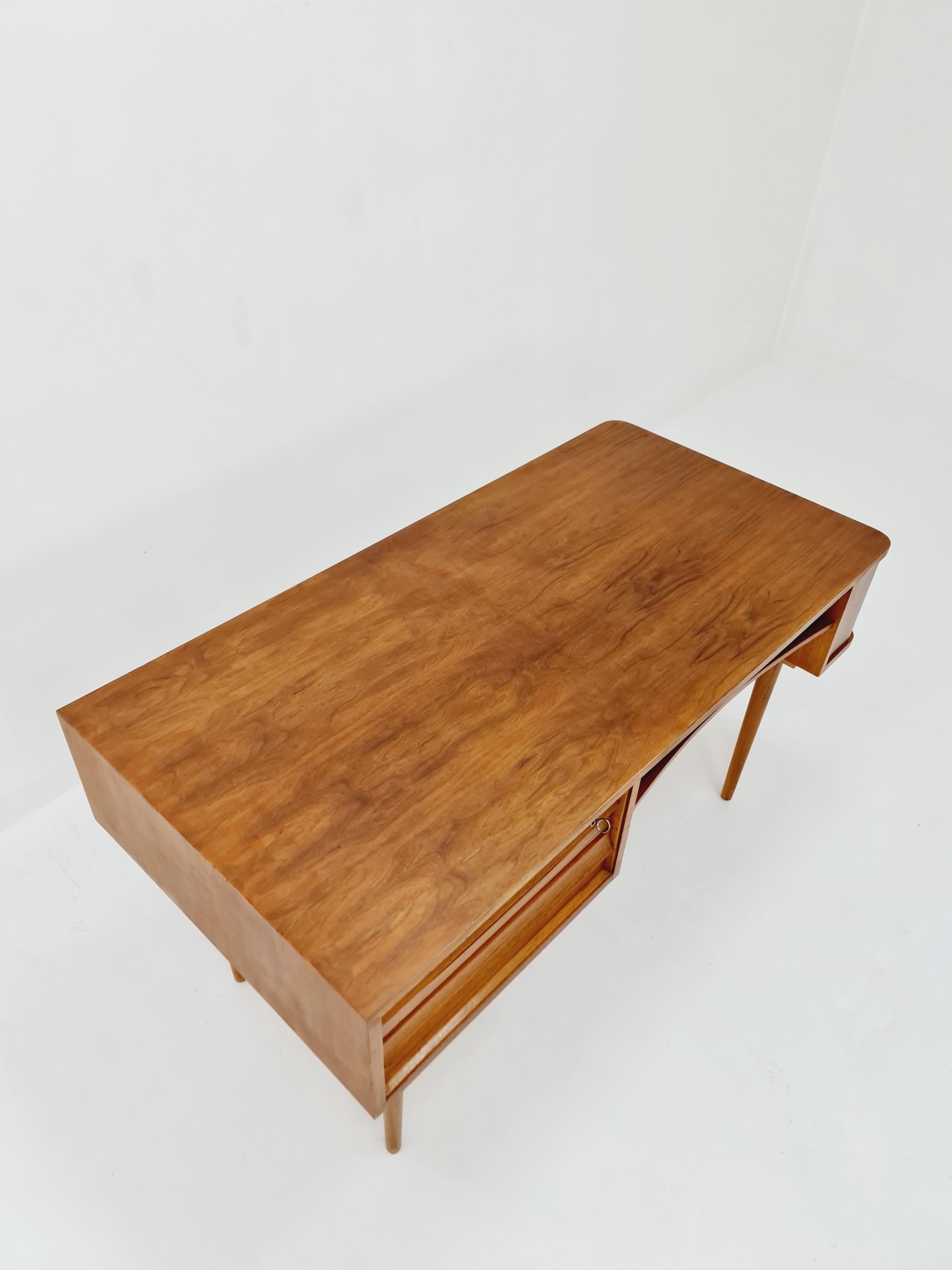 Rare Mid-Century vintage German Desk in walnut, 1950s For Sale 1
