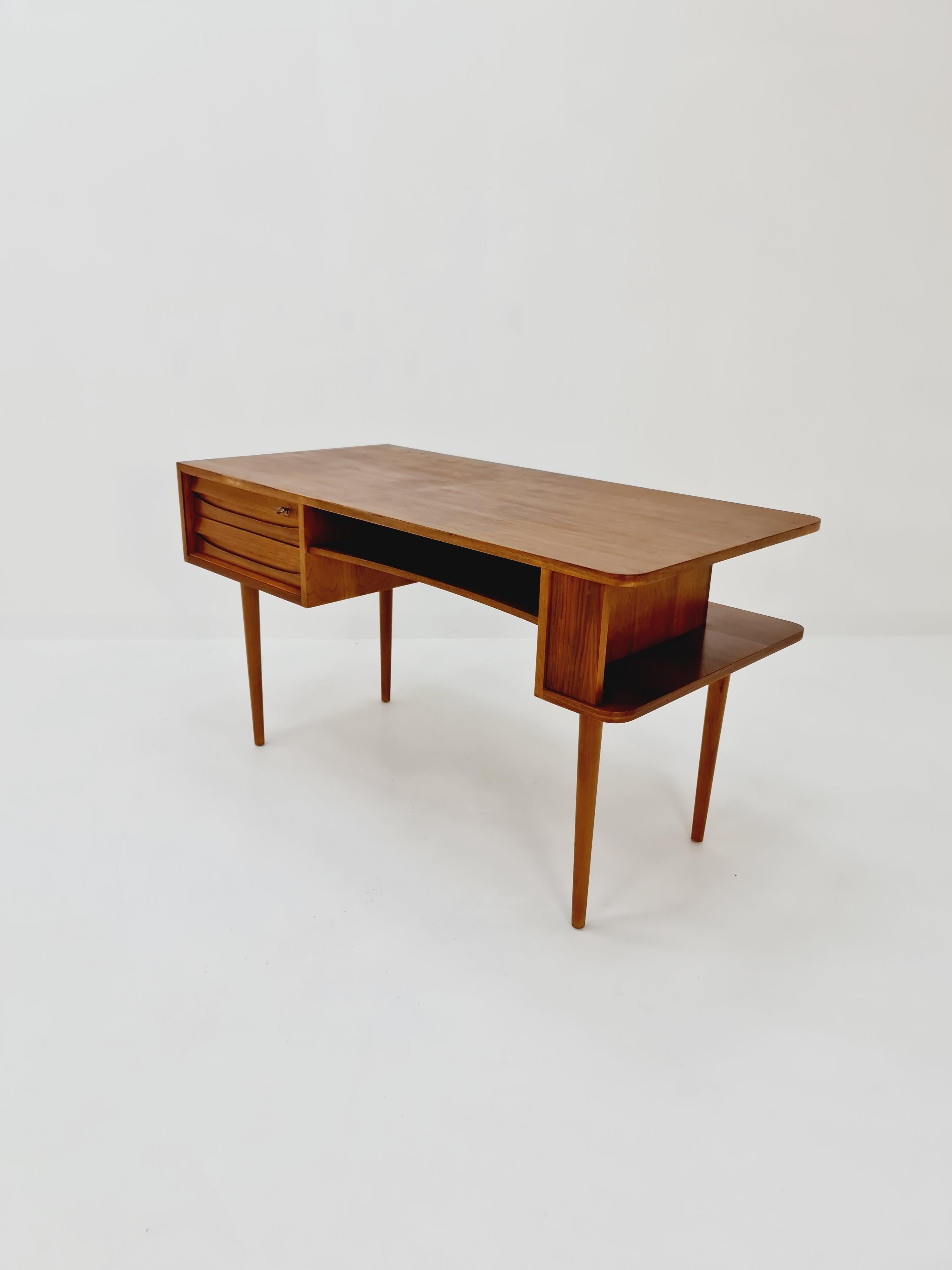 Seltener Mid-Century-Schreibtisch aus Nussbaum, 1950er Jahre 2