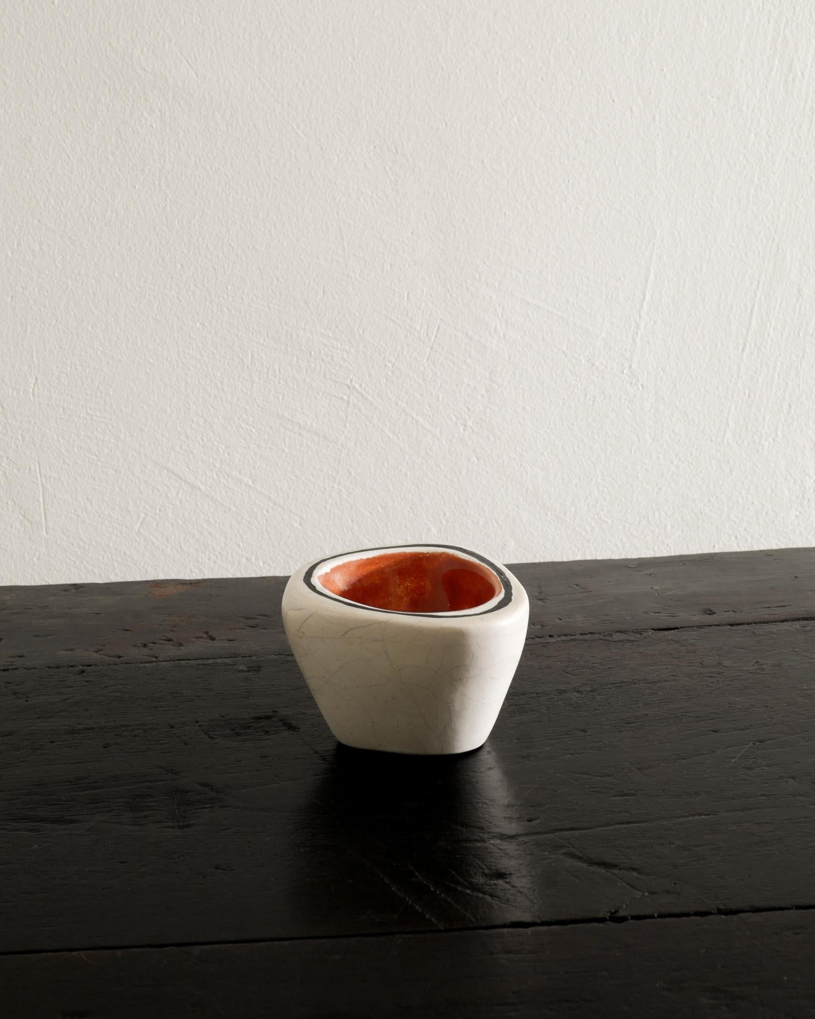 Très rare bol / tasse en céramique du milieu du siècle en émail blanc, rouge et noir par Georges Jouve produit en France, années 1950. En bon état d'origine.
Signé 