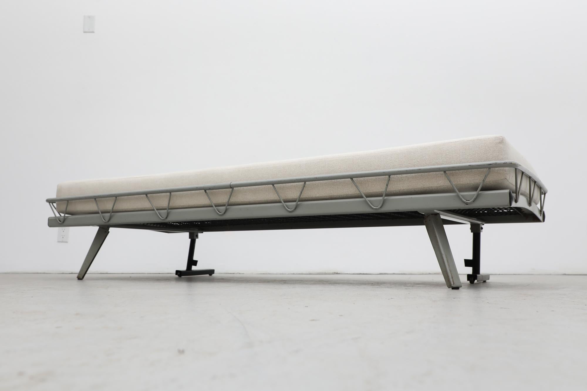 Seltener Wim Rietveld-Metall, Mid-Century  Arielle-Tagesbett „Fold-Up“ für Auping, 1953 (Emailliert) im Angebot
