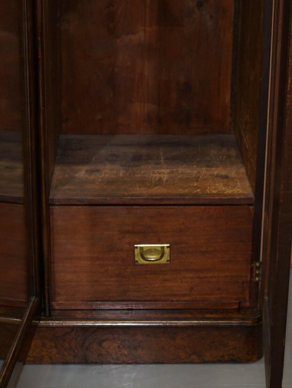 Rare armoire triple en ronce de noyer G Trollope & Sons, milieu de l'époque victorienne, verre d'origine 4