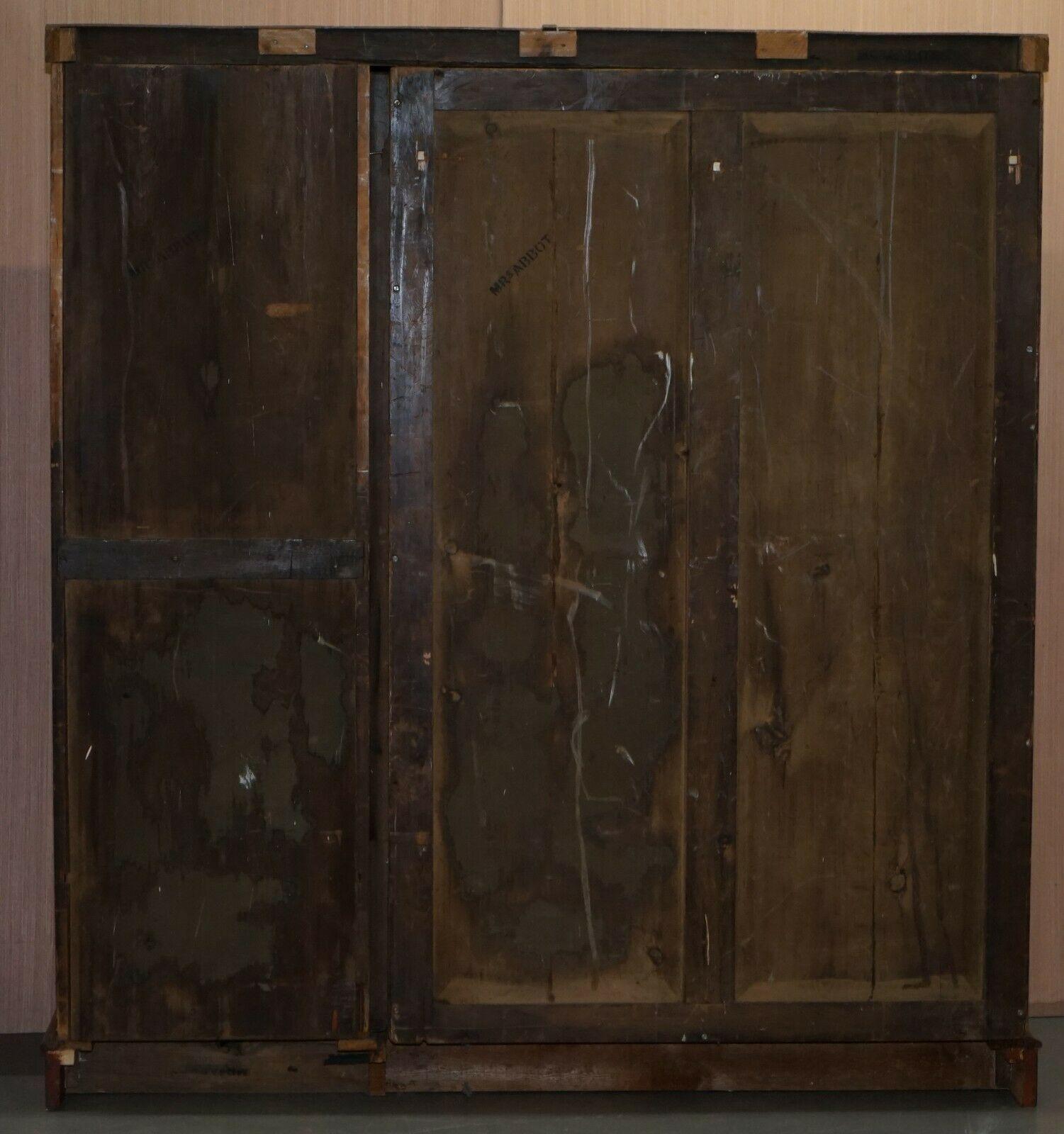 Rare armoire triple en ronce de noyer G Trollope & Sons, milieu de l'époque victorienne, verre d'origine 5