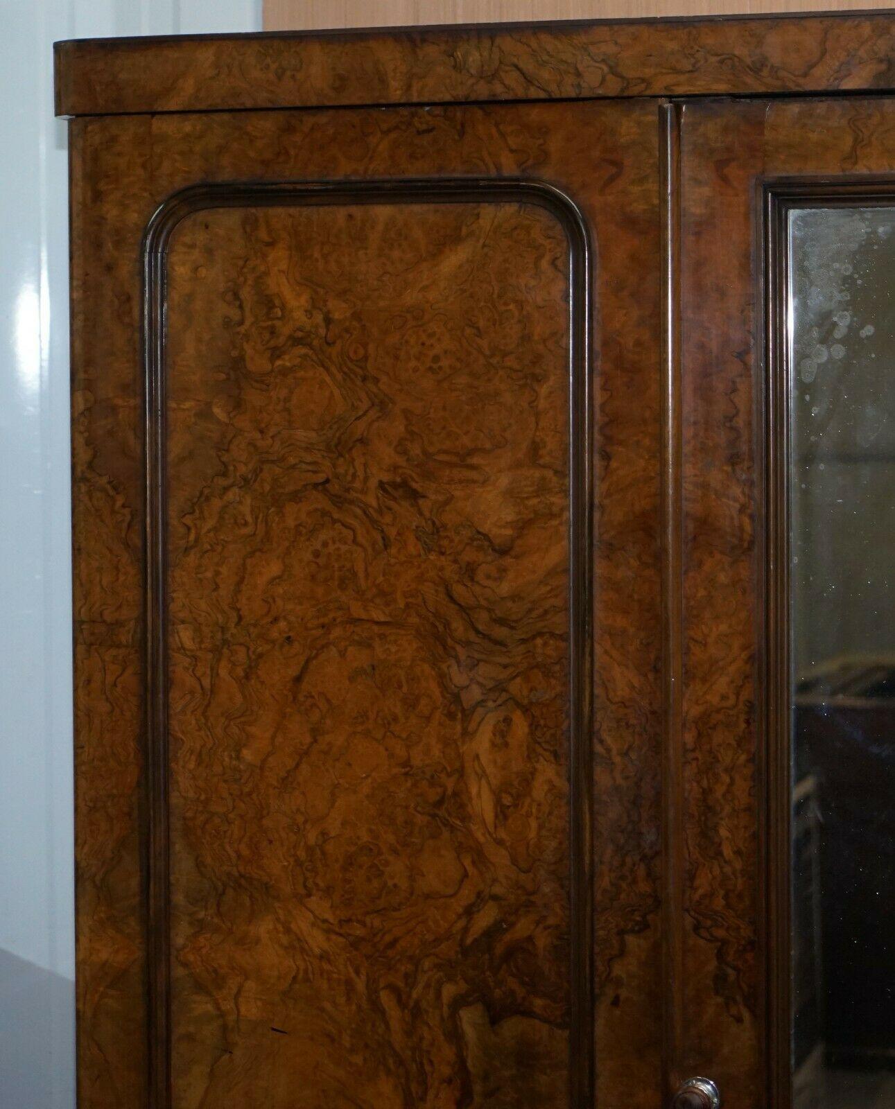 Fait main Rare armoire triple en ronce de noyer G Trollope & Sons, milieu de l'époque victorienne, verre d'origine