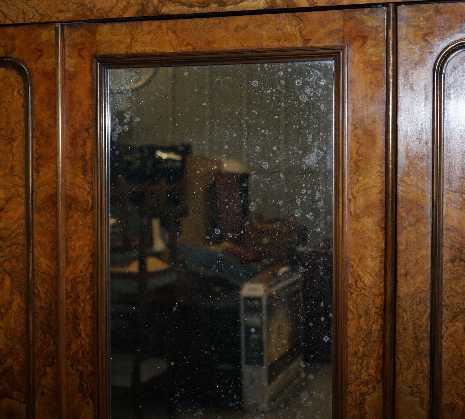 Miroir Rare armoire triple en ronce de noyer G Trollope & Sons, milieu de l'époque victorienne, verre d'origine