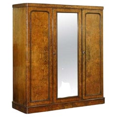 Rare armoire triple en ronce de noyer G Trollope & Sons, milieu de l'époque victorienne, verre d'origine