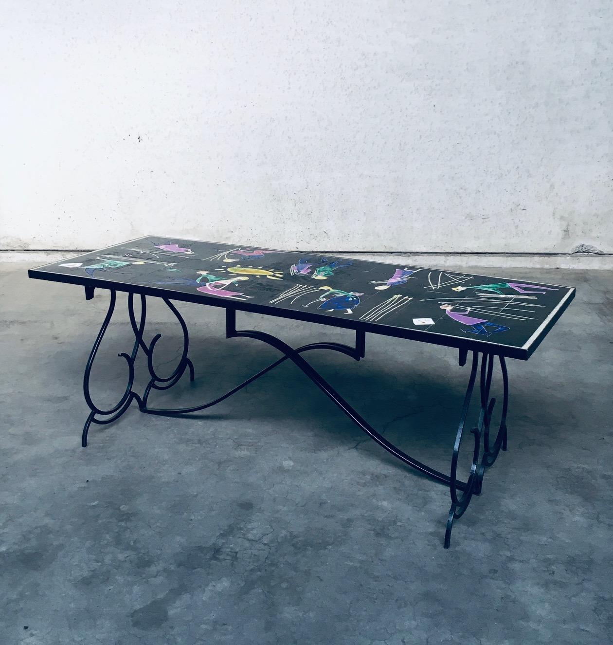 Table de salle à manger en céramique d'artiste, design du milieu du siècle, signée par Snyers. Fabriqué en Belgique, époque 1950. Table de salle à manger avec plateau en céramique d'art et base en fer forgé. Grande et lourde table avec un magnifique