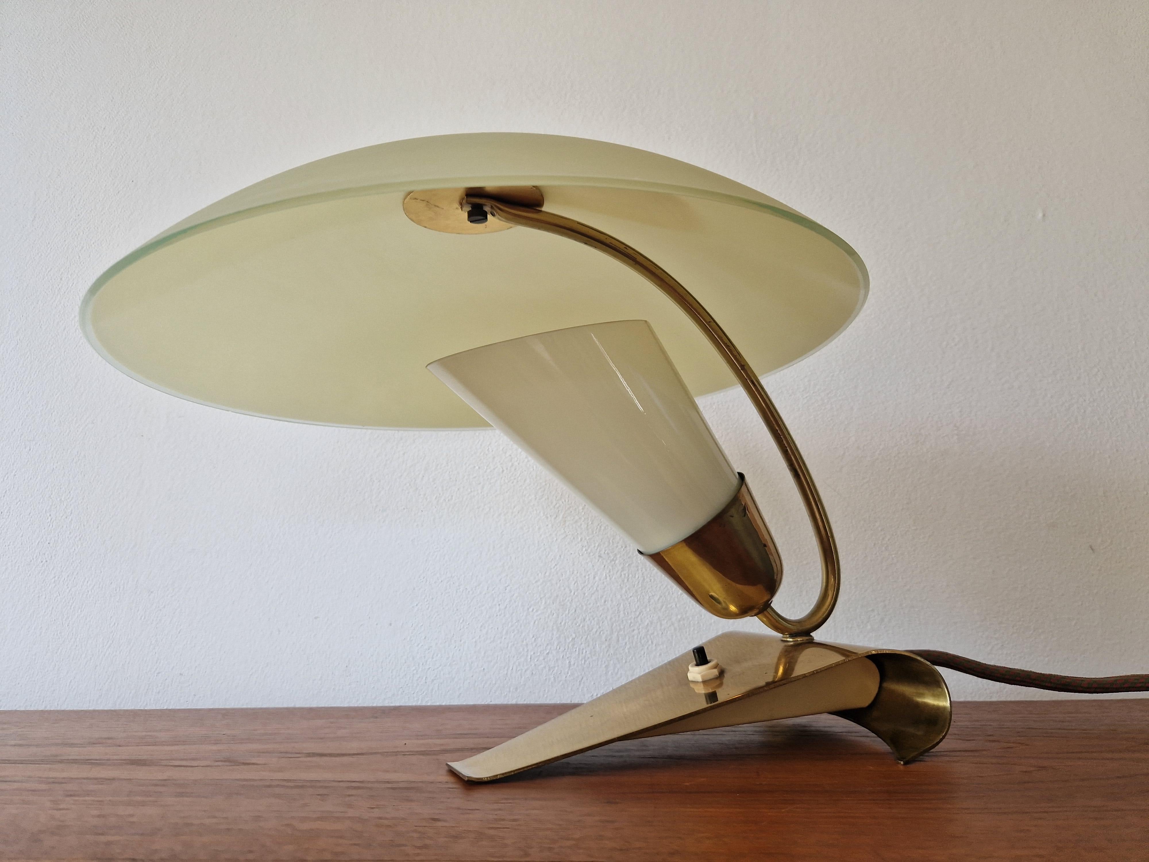 Seltene Tischlampe aus Messing und Glas aus der Mitte des Jahrhunderts, Stilnovo, Italien, 1950er Jahre (Moderne der Mitte des Jahrhunderts) im Angebot