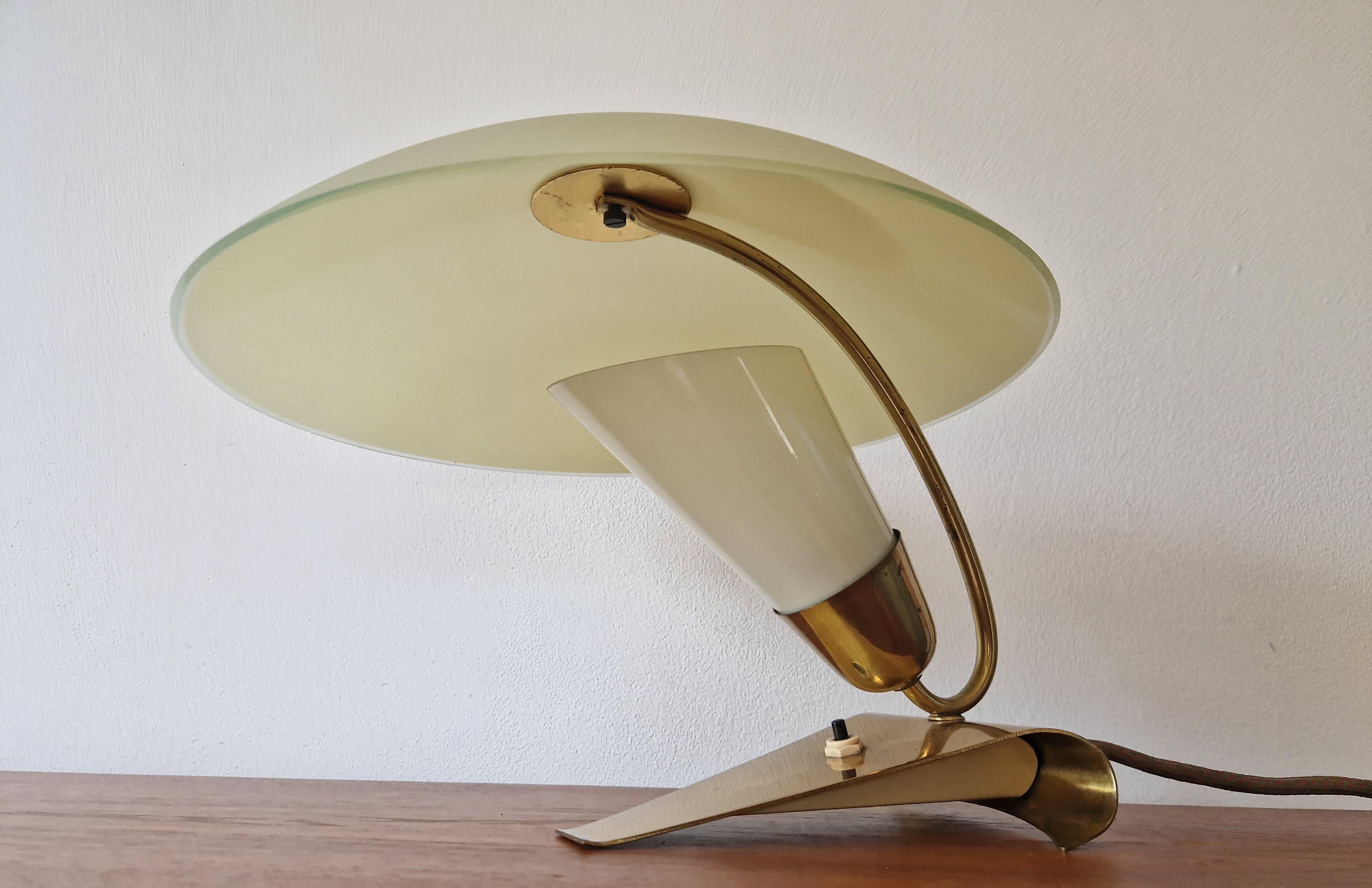 Seltene Tischlampe aus Messing und Glas aus der Mitte des Jahrhunderts, Stilnovo, Italien, 1950er Jahre im Zustand „Gut“ im Angebot in Praha, CZ