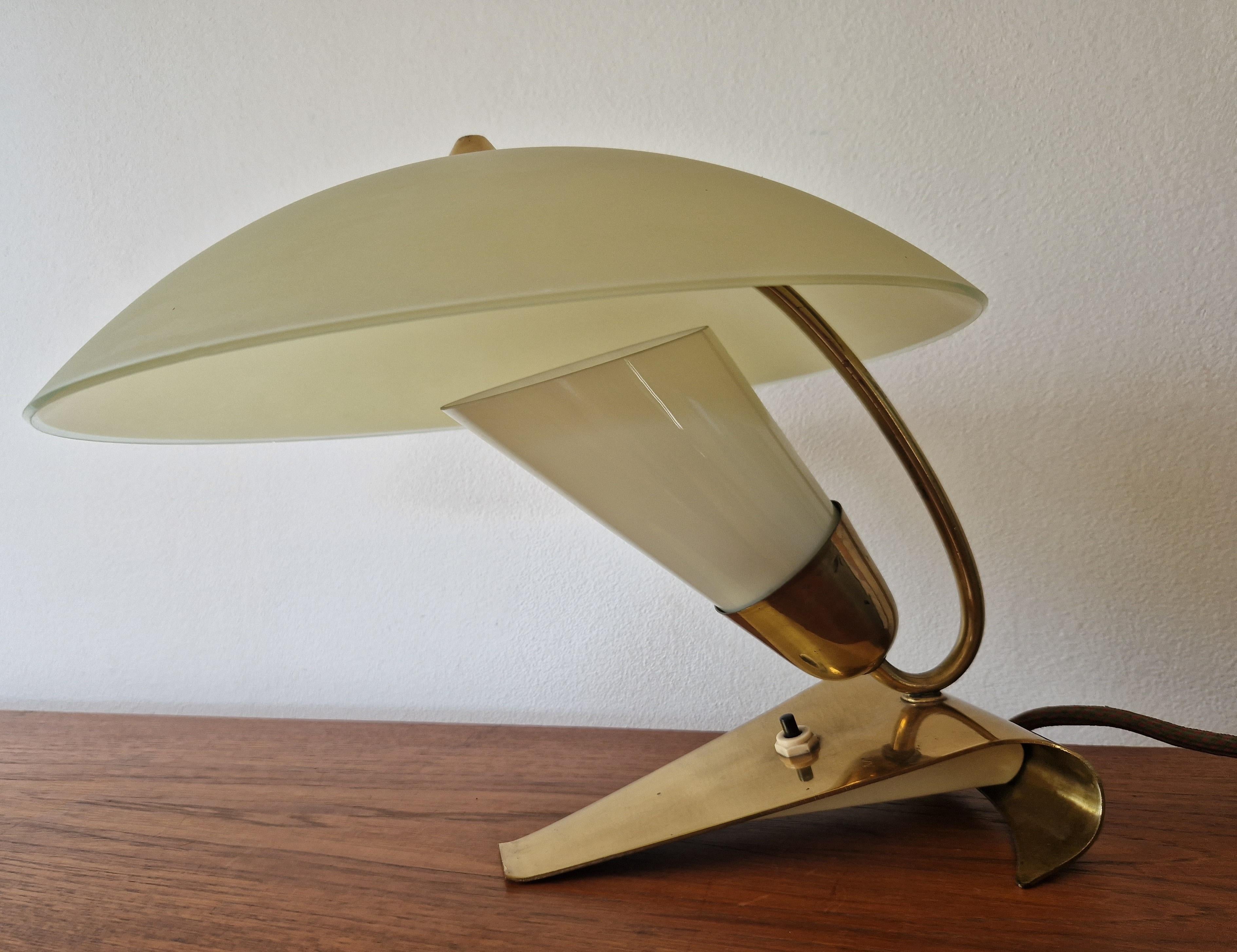 Seltene Tischlampe aus Messing und Glas aus der Mitte des Jahrhunderts, Stilnovo, Italien, 1950er Jahre (Mitte des 20. Jahrhunderts) im Angebot