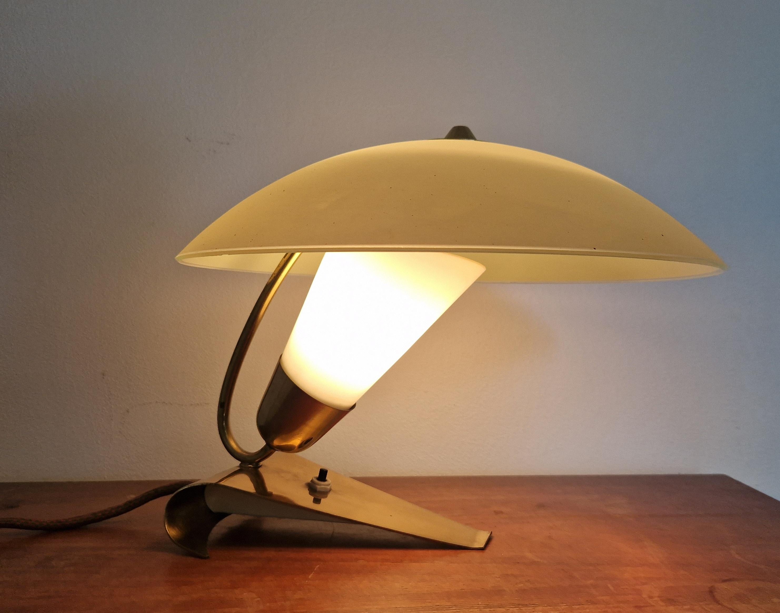Seltene Tischlampe aus Messing und Glas aus der Mitte des Jahrhunderts, Stilnovo, Italien, 1950er Jahre im Angebot 1