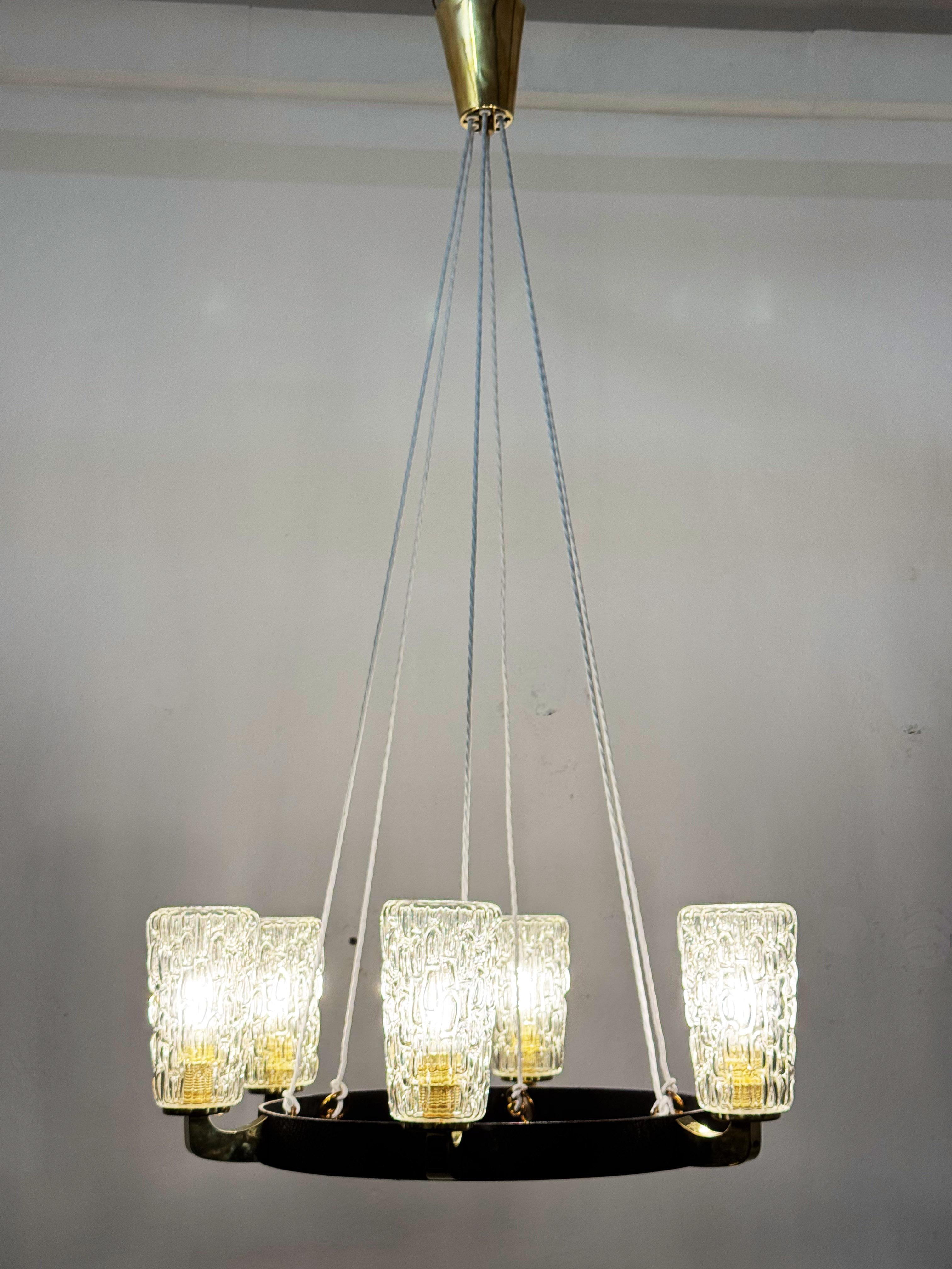 Rare lustre en laiton et verre du milieu du siècle par Rupert Nikoll en vente 11
