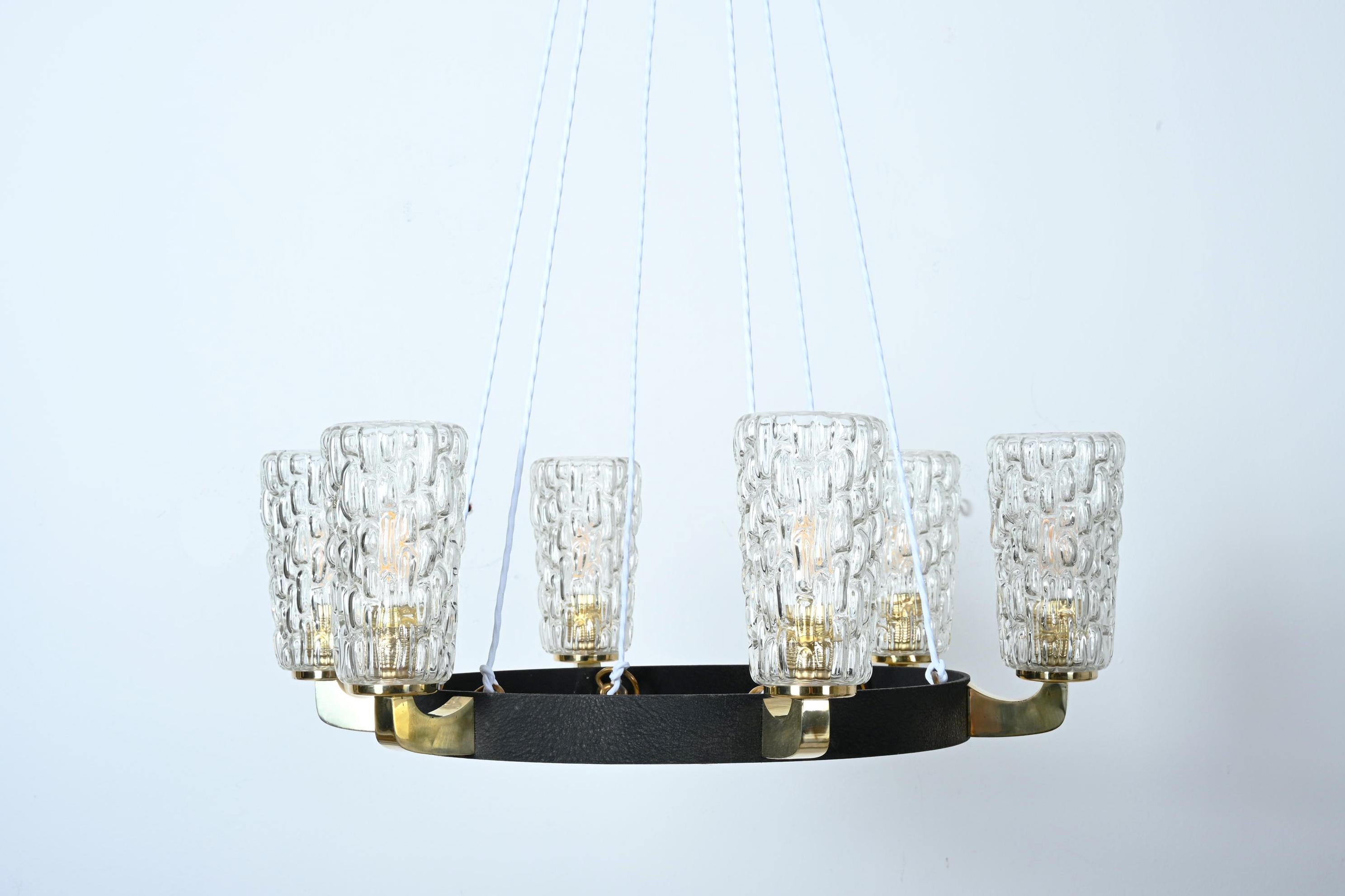 Mid-Century Modern Rare lustre en laiton et verre du milieu du siècle par Rupert Nikoll en vente