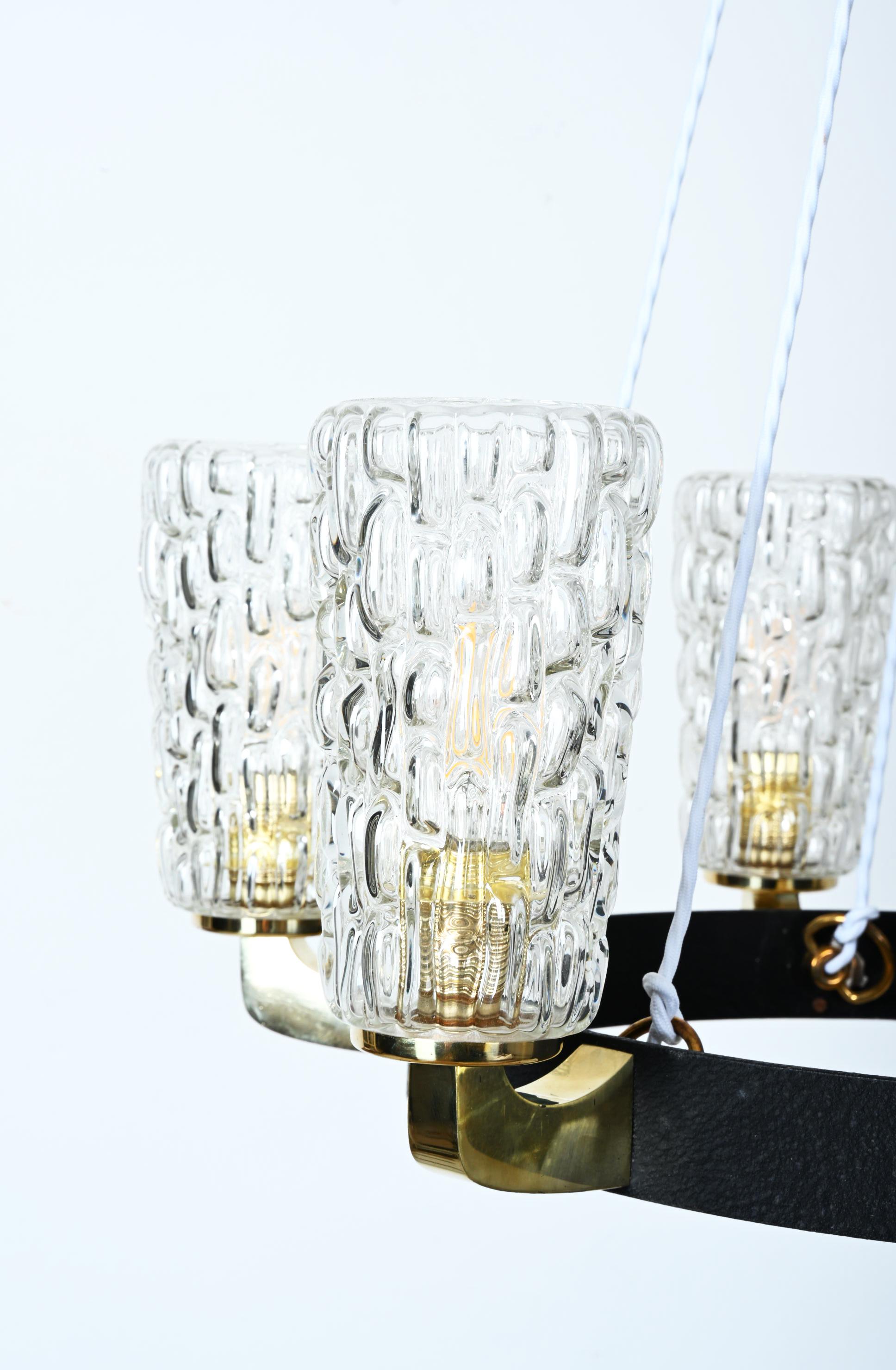 Laiton Rare lustre en laiton et verre du milieu du siècle par Rupert Nikoll en vente