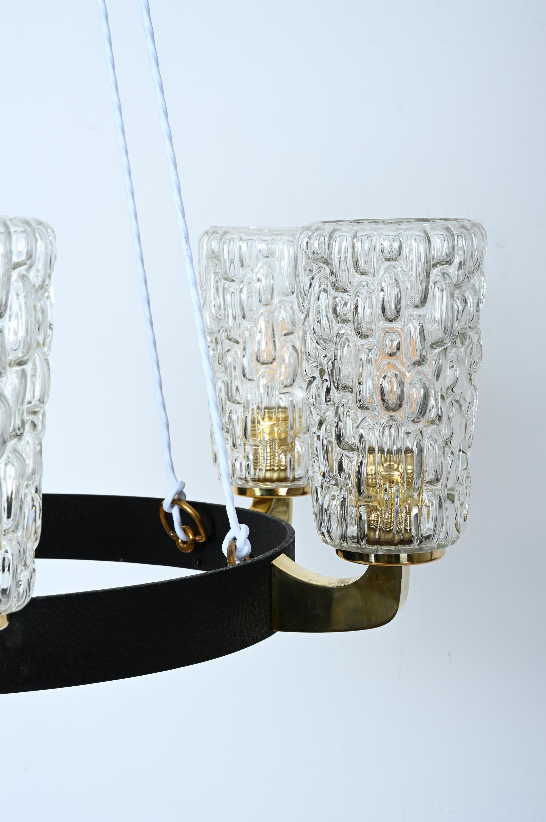 Rare lustre en laiton et verre du milieu du siècle par Rupert Nikoll en vente 1