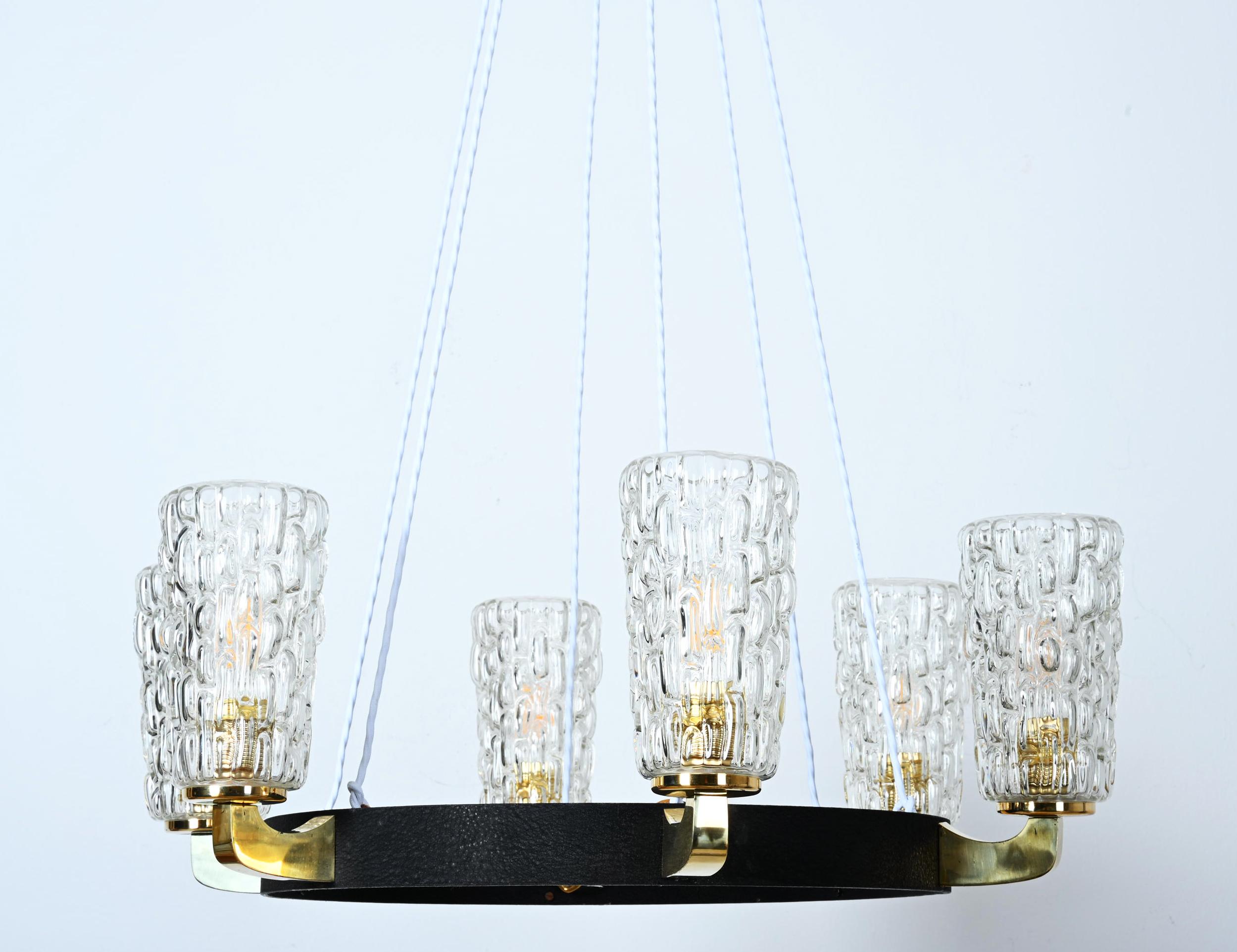 Rare lustre en laiton et verre du milieu du siècle par Rupert Nikoll en vente 2