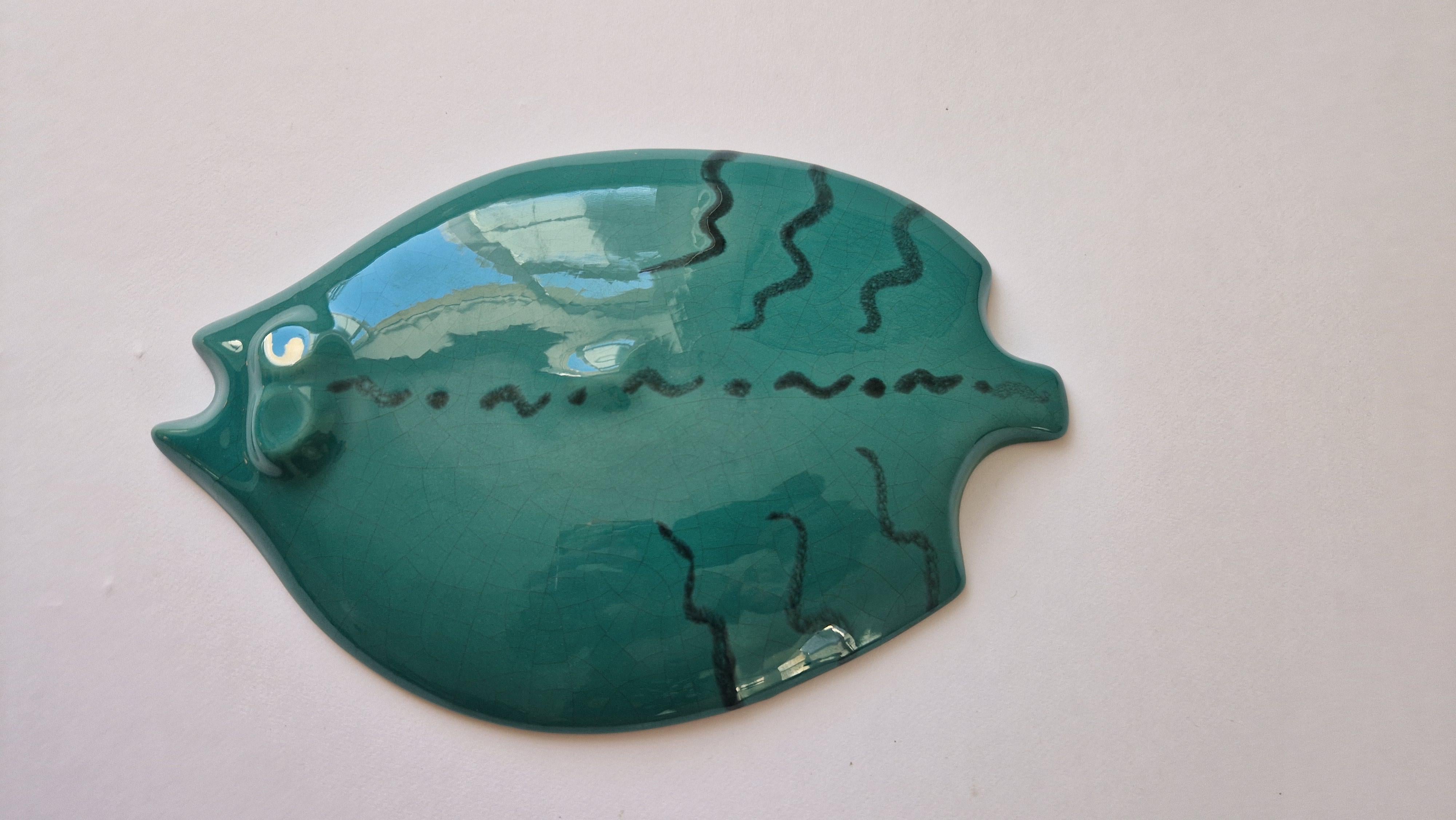 Rara escultura de pared de cerámica de mediados de siglo Platija, década de 1970. Glaseado en venta