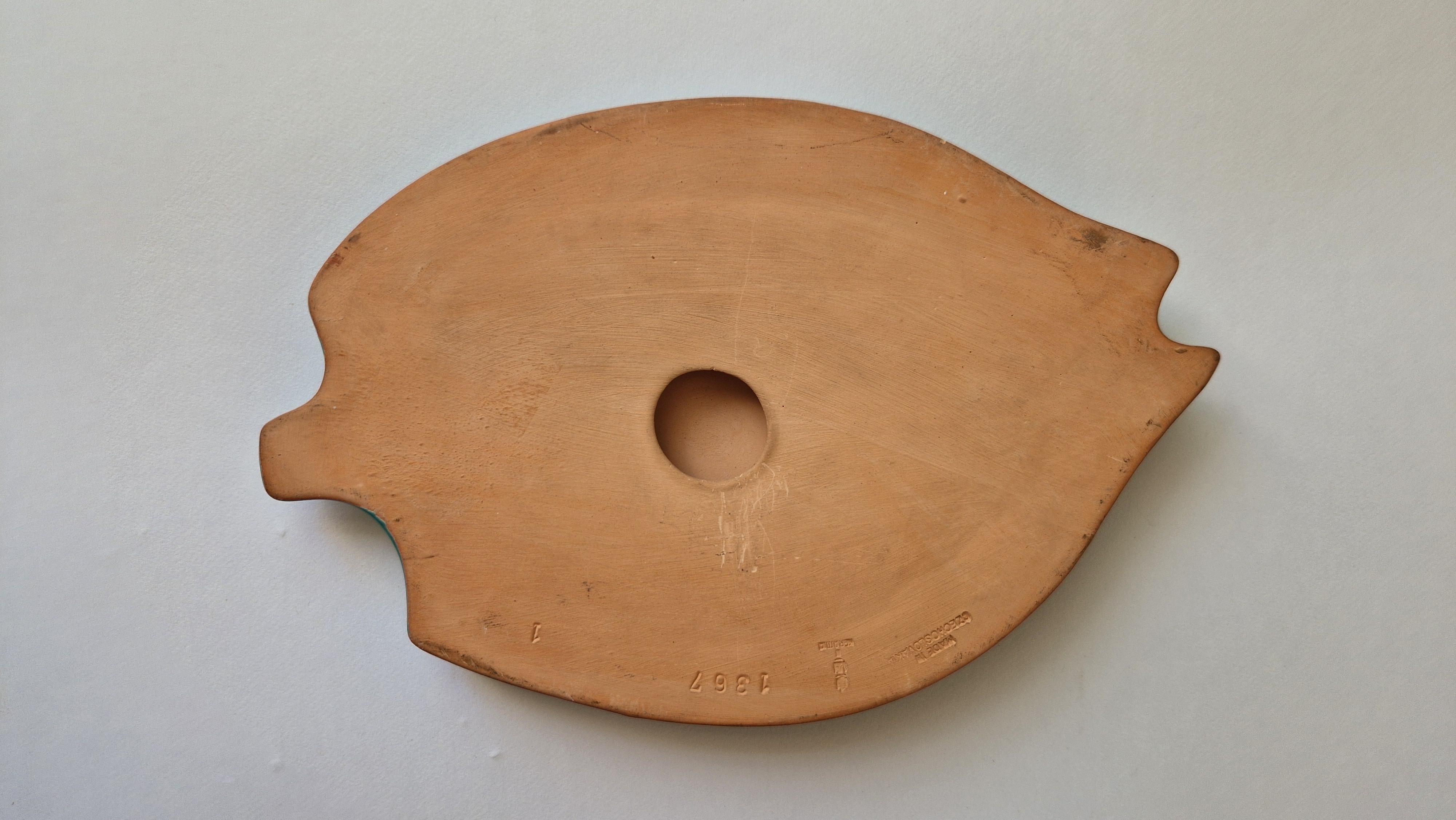 Rara escultura de pared de cerámica de mediados de siglo Platija, década de 1970. en Excelente estado para la venta en Praha, CZ