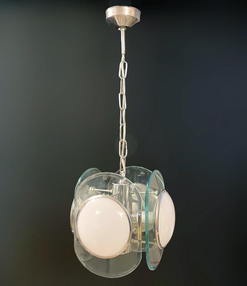 Seltener italienischer Vintage-Kronleuchter aus der Mitte des Jahrhunderts mit klaren, abgeschrägten Gläsern und weißen Linsen in der Mitte, montiert auf einem verchromten Gestell / Hergestellt in Italien von Veca, ca. 1960er Jahre
Durchmesser: 10,5