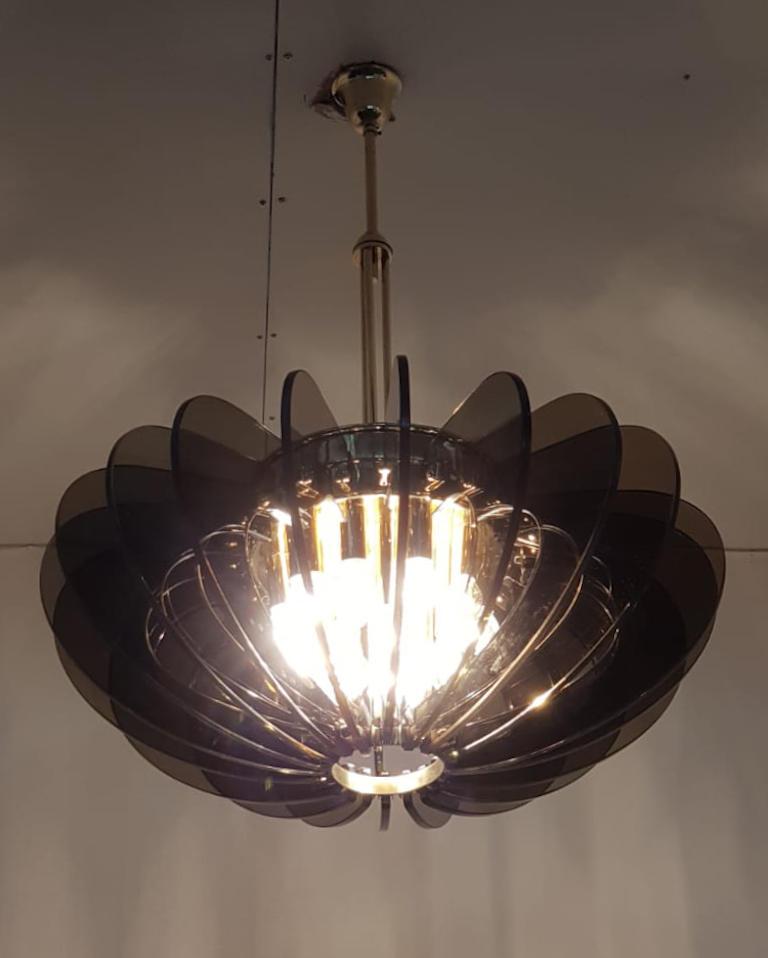 Rare vintage Italian midcentury chandelier with curved smoky beveled glasses mounted on brass frame, in the style of Fontana Arte / Made in Italy circa 1960s
Diameter 28.5 inches, height 35.5 inches
15 lights / E12 or E14 type / max 40W each
1