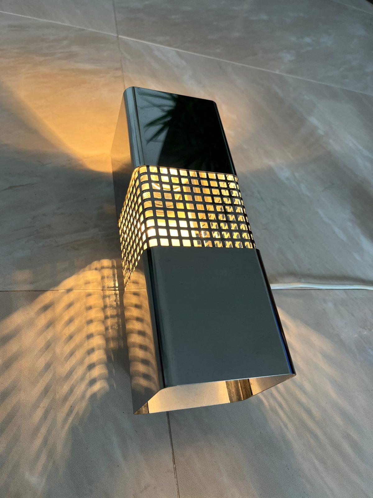 - muy bonito estilo de iluminacion
- tipo raro
- diseño sencillo
- estado original
