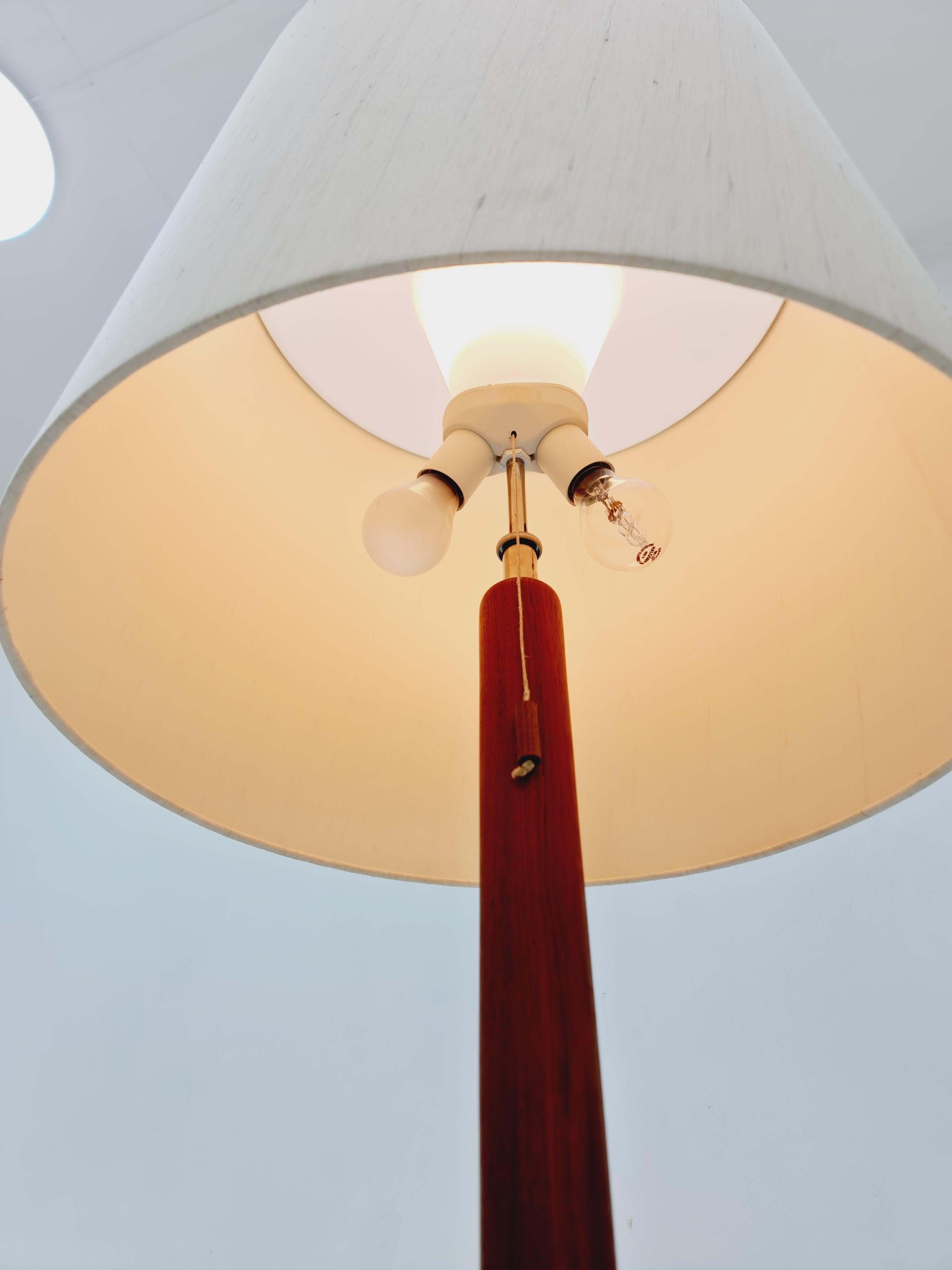 Seltene dänische Stehlampe von KIRK aus massivem Teakholz aus der Jahrhundertmitte, 1960er Jahre im Zustand „Gut“ im Angebot in Gaggenau, DE