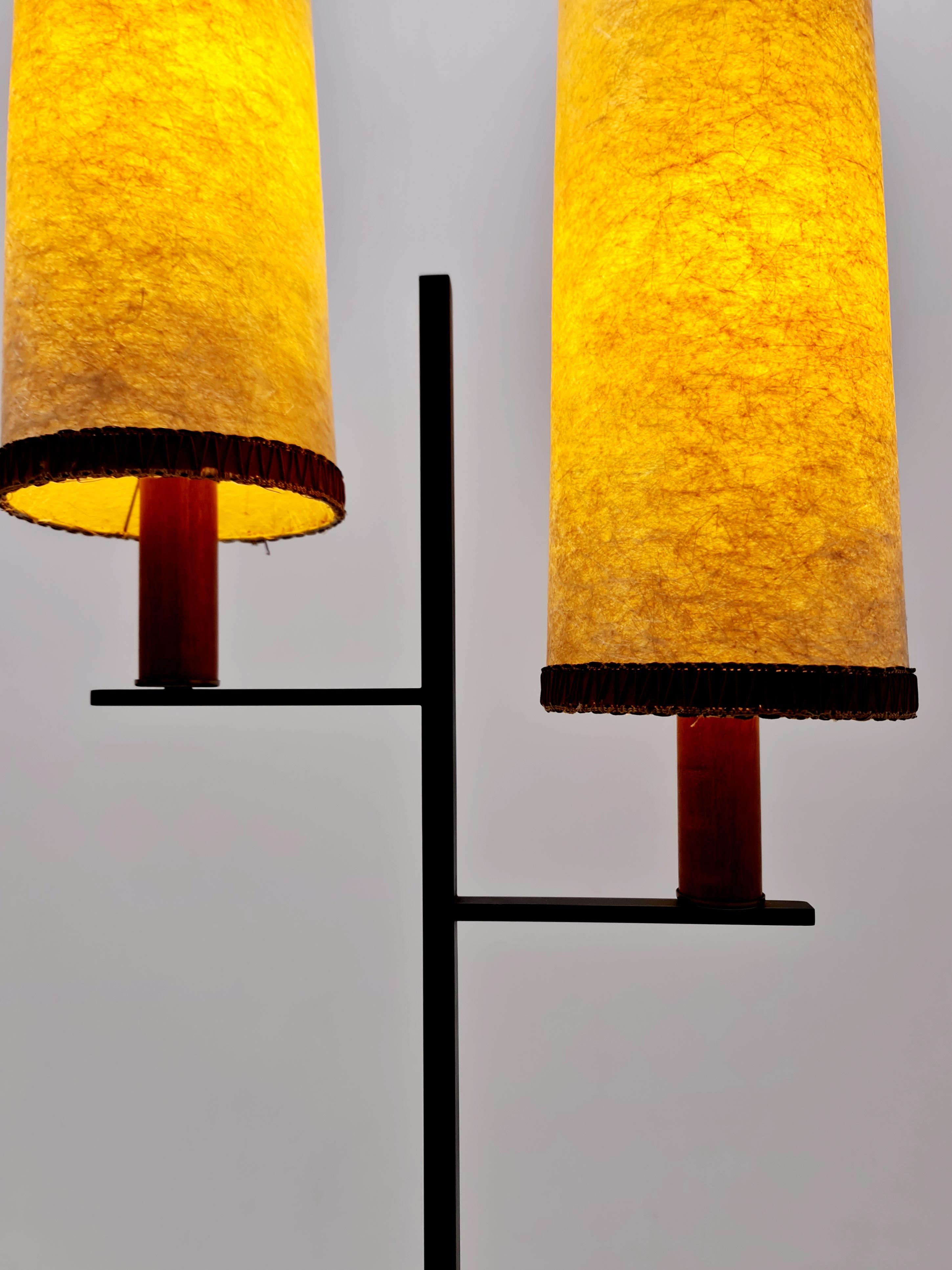 Rara lampada da terra danese del Medioevo in teak e fibra di vetro  1960s in vendita 4