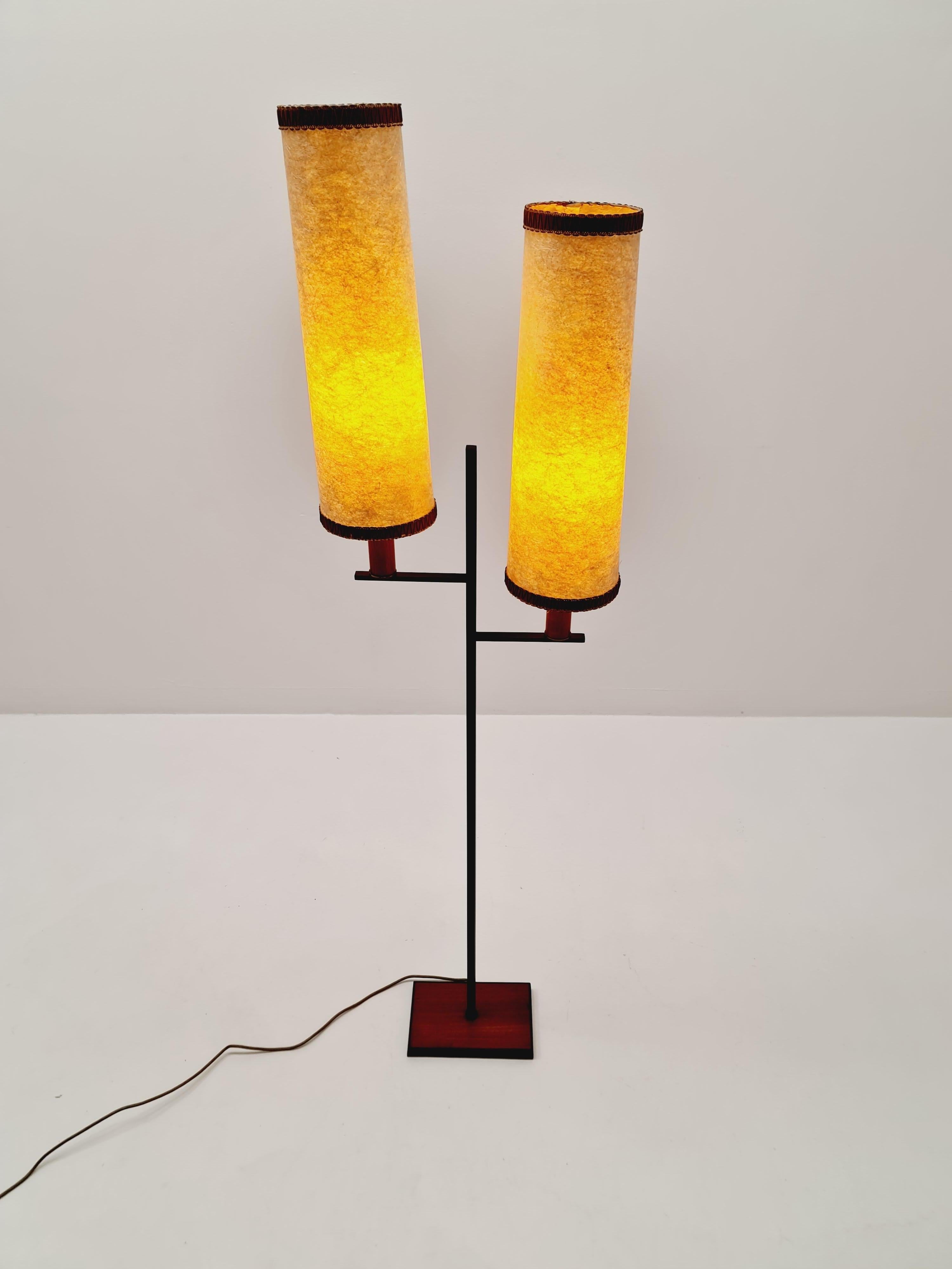 Rara lampada da terra danese del Medioevo in teak e fibra di vetro  1960s in vendita 5