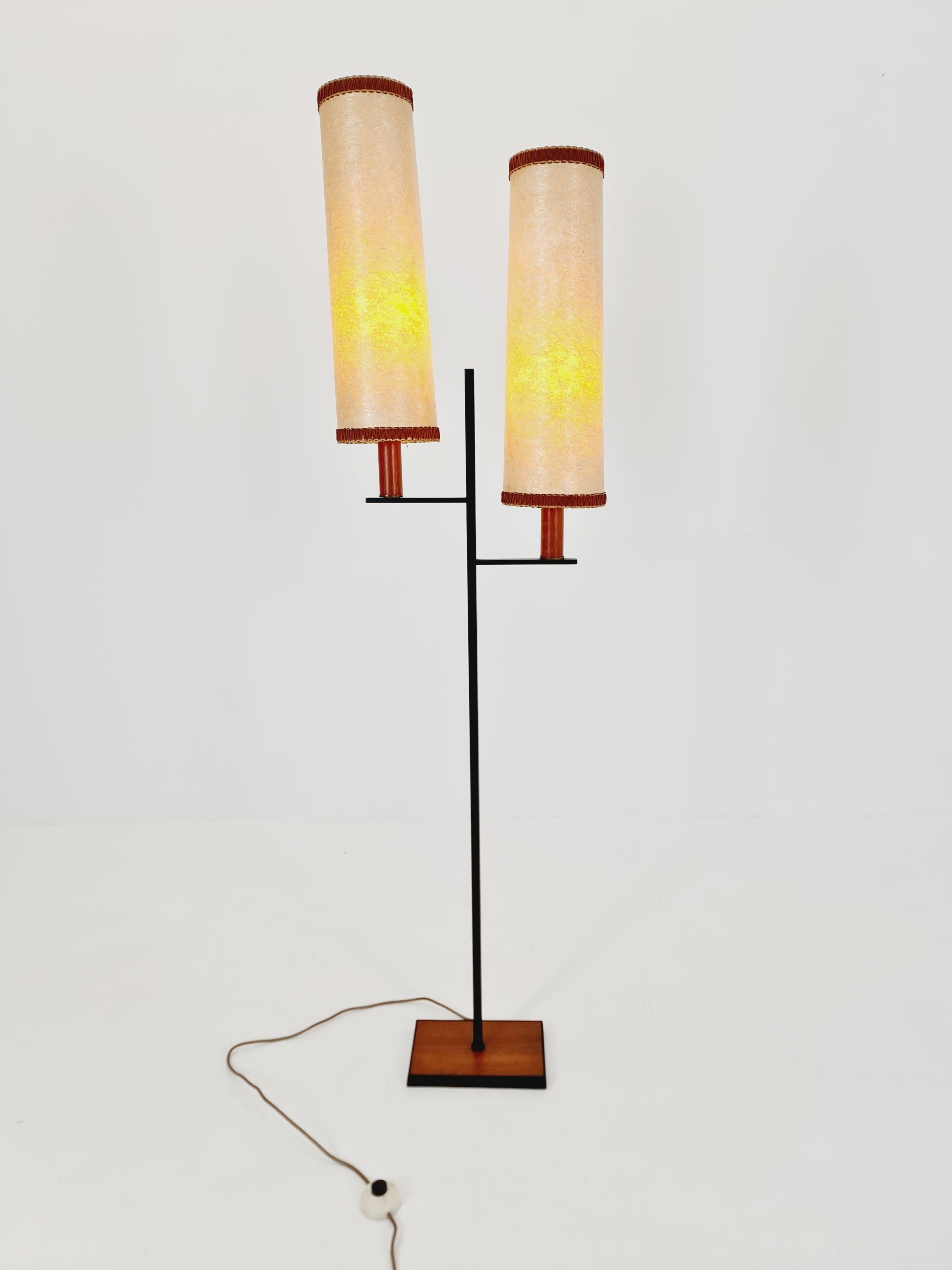 Rara lampada da terra danese del Medioevo in teak e fibra di vetro  1960s in vendita 6