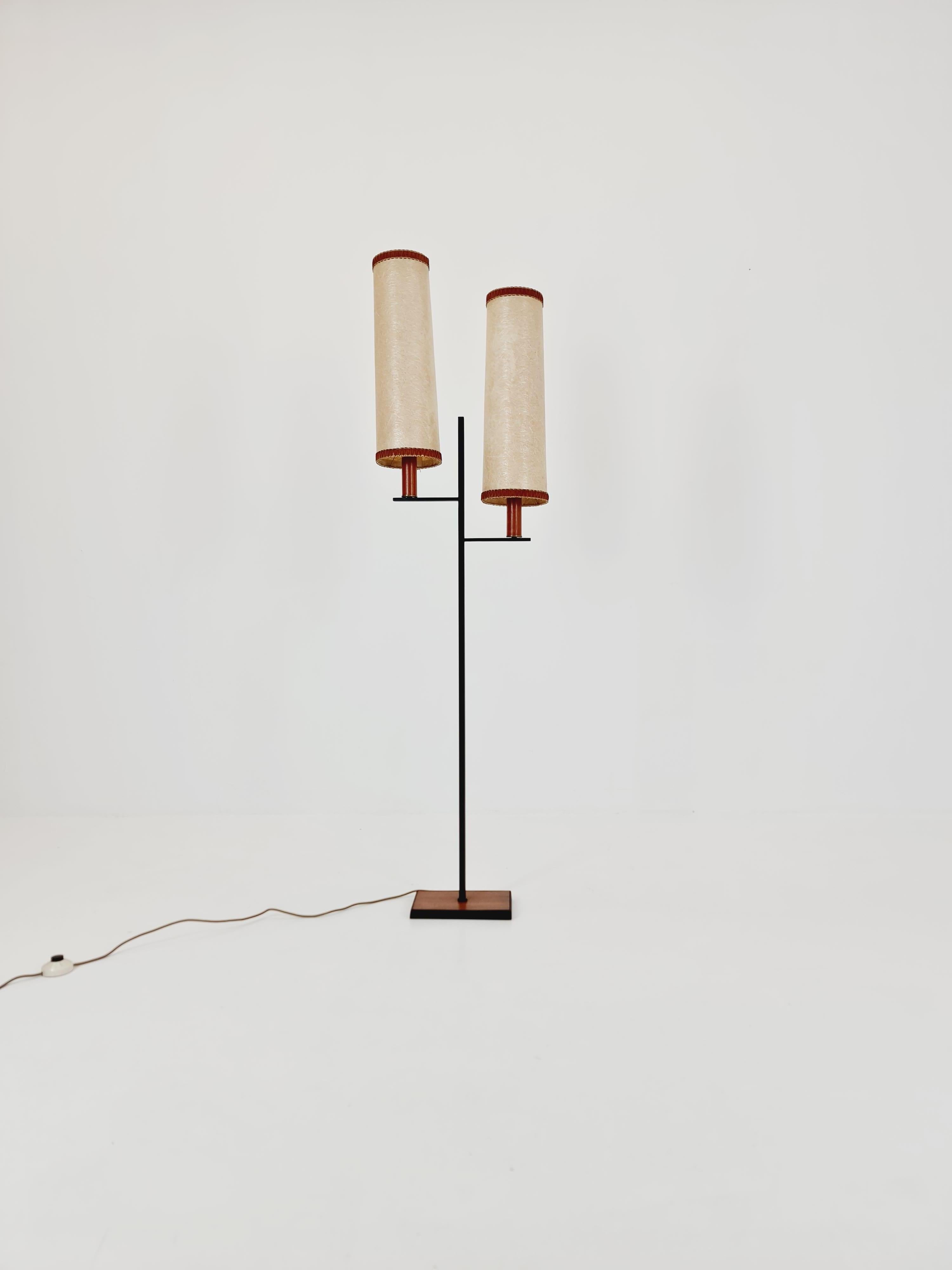 Rara lampada da terra danese del Medioevo in teak e fibra di vetro  1960s

Condizioni: Ottime condizioni originali. 

Anno di progettazione: 1960s 

Dimensioni: : 16 D. A. x 40 D.  I. A. B. 162  H. H.

Per le spedizioni intercontinentali è possibile