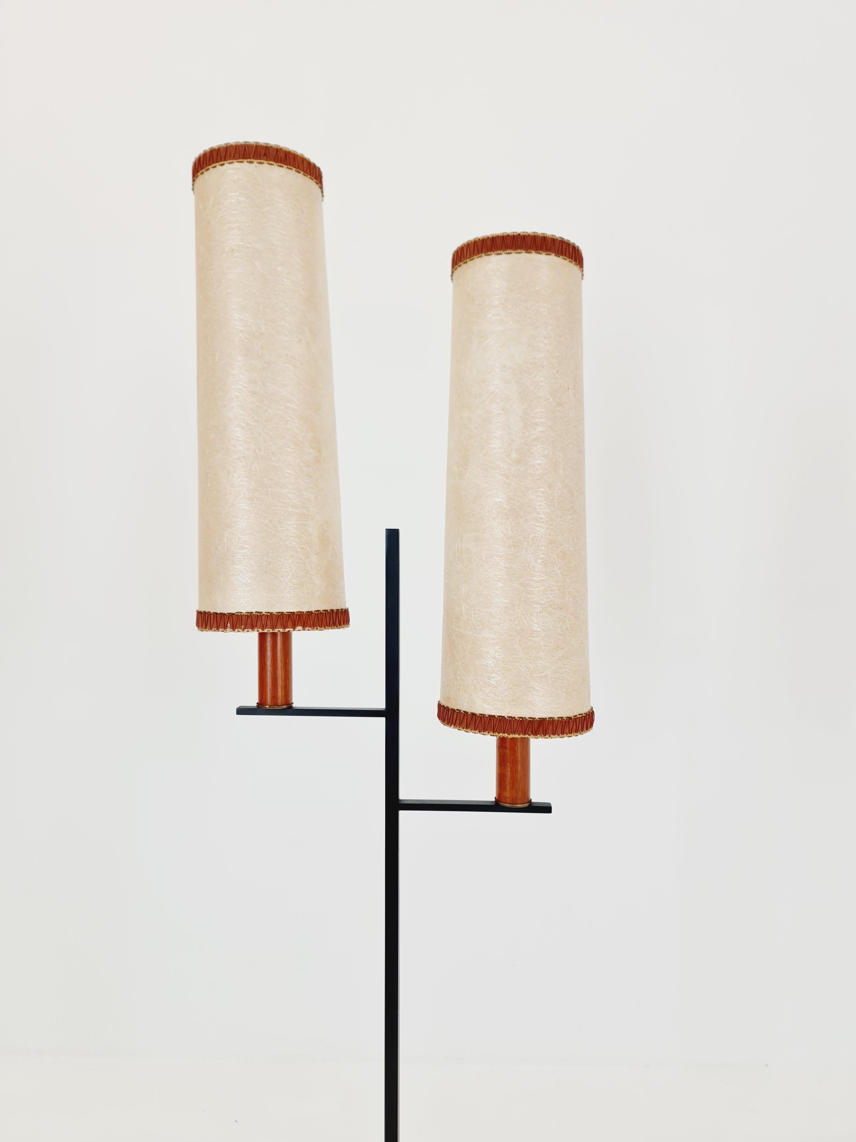 Danese Rara lampada da terra danese del Medioevo in teak e fibra di vetro  1960s in vendita