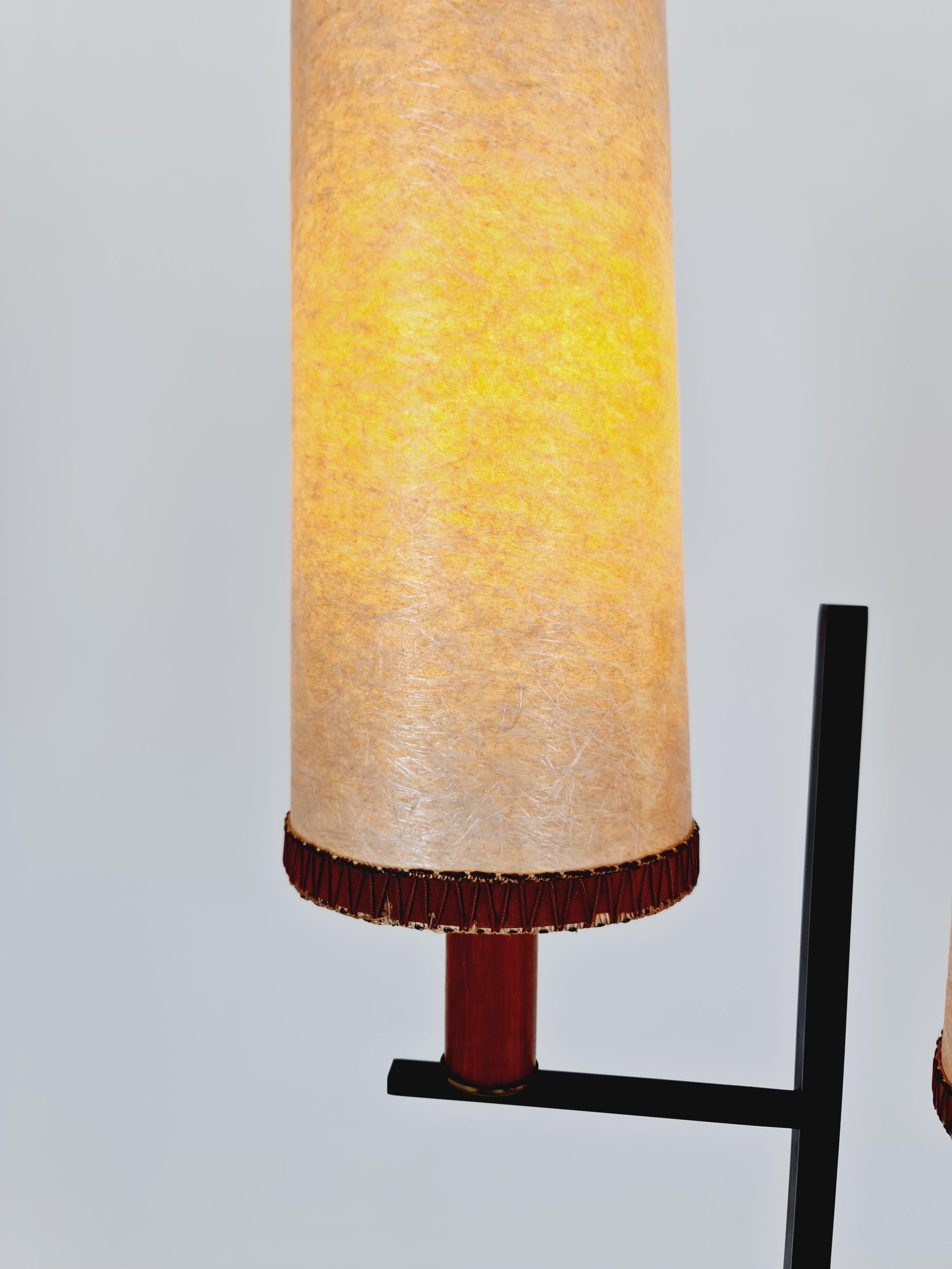 Metà XX secolo Rara lampada da terra danese del Medioevo in teak e fibra di vetro  1960s in vendita