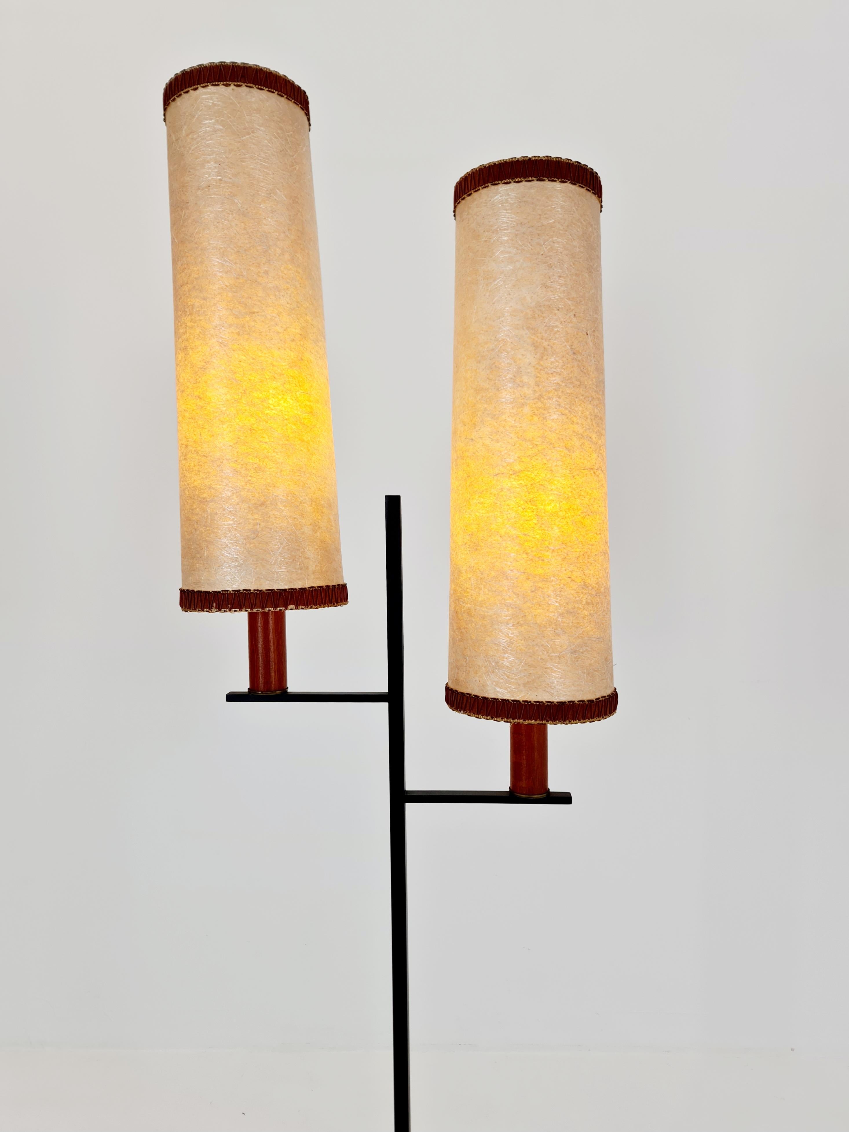 Vetroresina Rara lampada da terra danese del Medioevo in teak e fibra di vetro  1960s in vendita