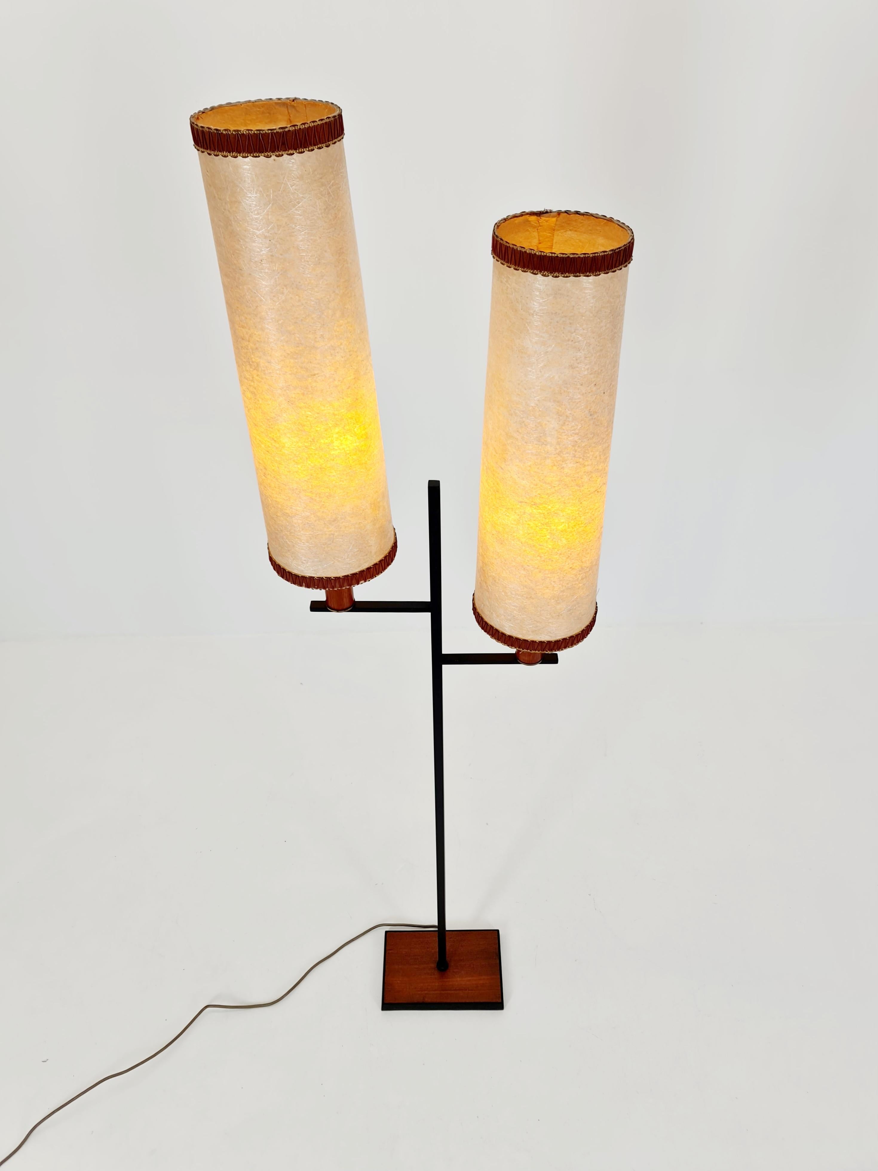 Rara lampada da terra danese del Medioevo in teak e fibra di vetro  1960s in vendita 1