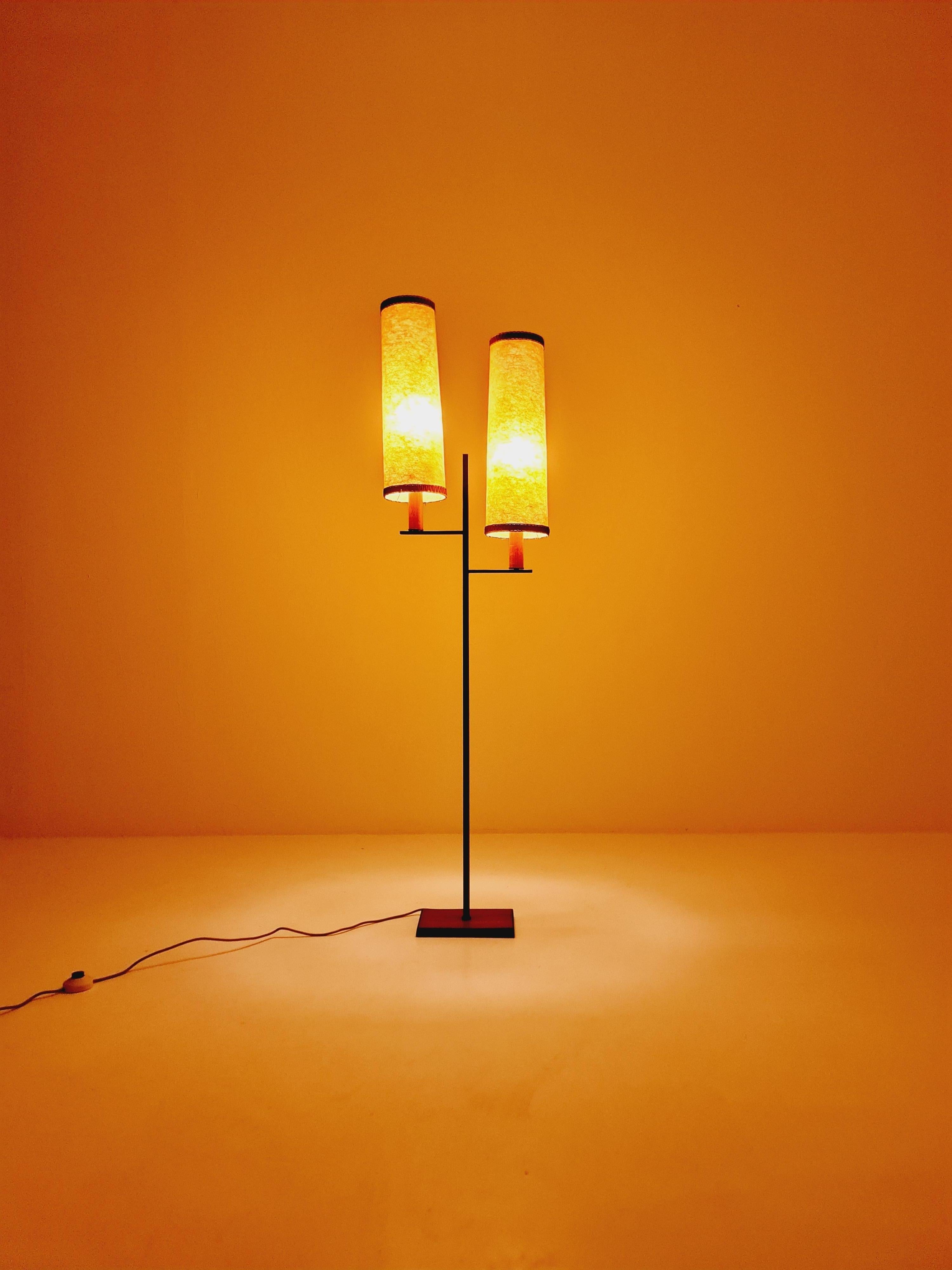 Rara lampada da terra danese del Medioevo in teak e fibra di vetro  1960s in vendita 2