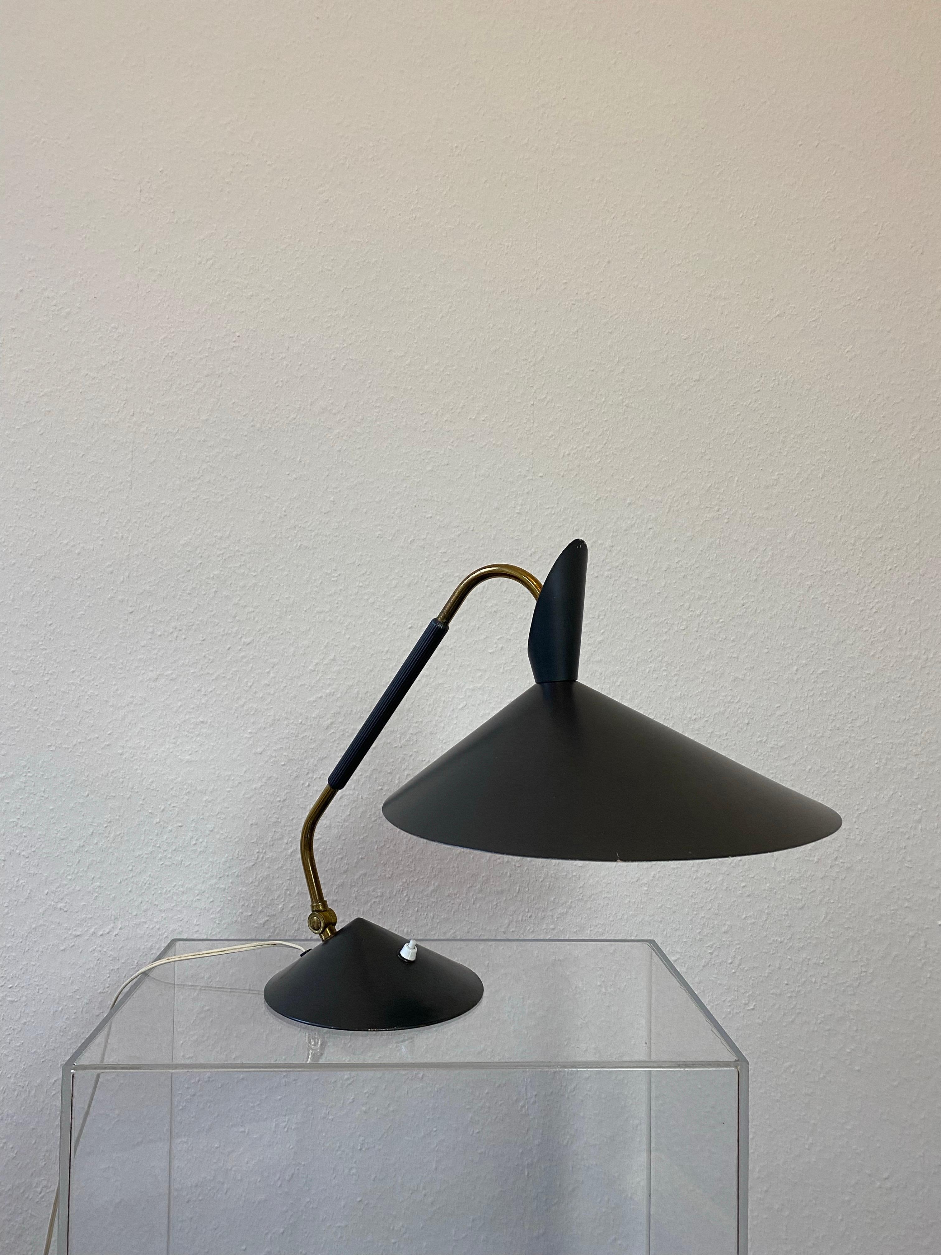 Eine seltene und schöne Midcentury Desklight Tischlampe von HALA, Hannoversche Lampenfabrik, Deutschland.

Diese sehr elegante und leicht exzentrische Tischleuchte wurde in den frühen 1950er Jahren entworfen und ist vielleicht einzigartig in der