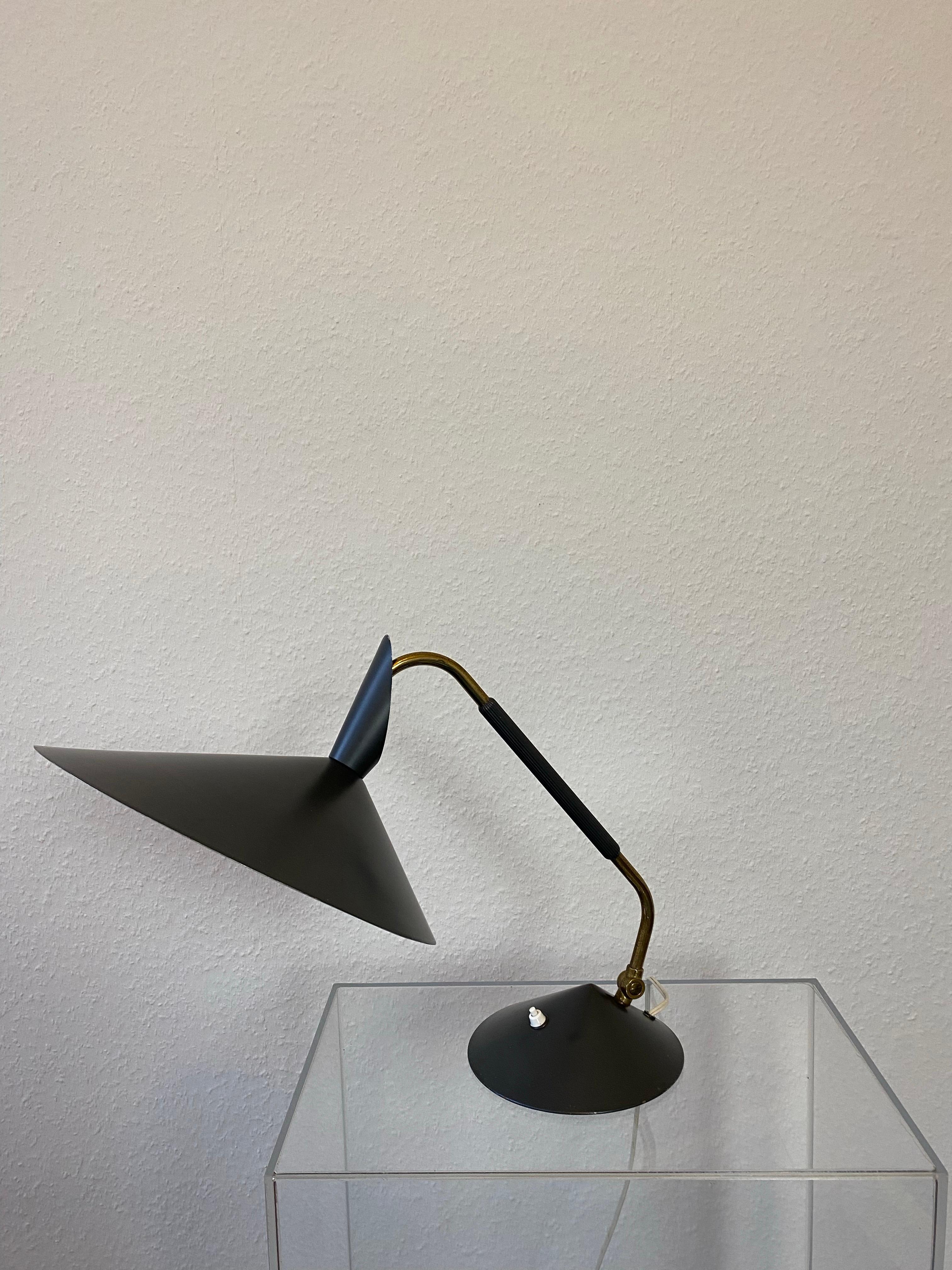 Seltene Schreibtischlampe aus der Jahrhundertmitte  Von HALA 50er Jahre Deutschland in Anthrazitstahl und Messing (Moderne der Mitte des Jahrhunderts) im Angebot