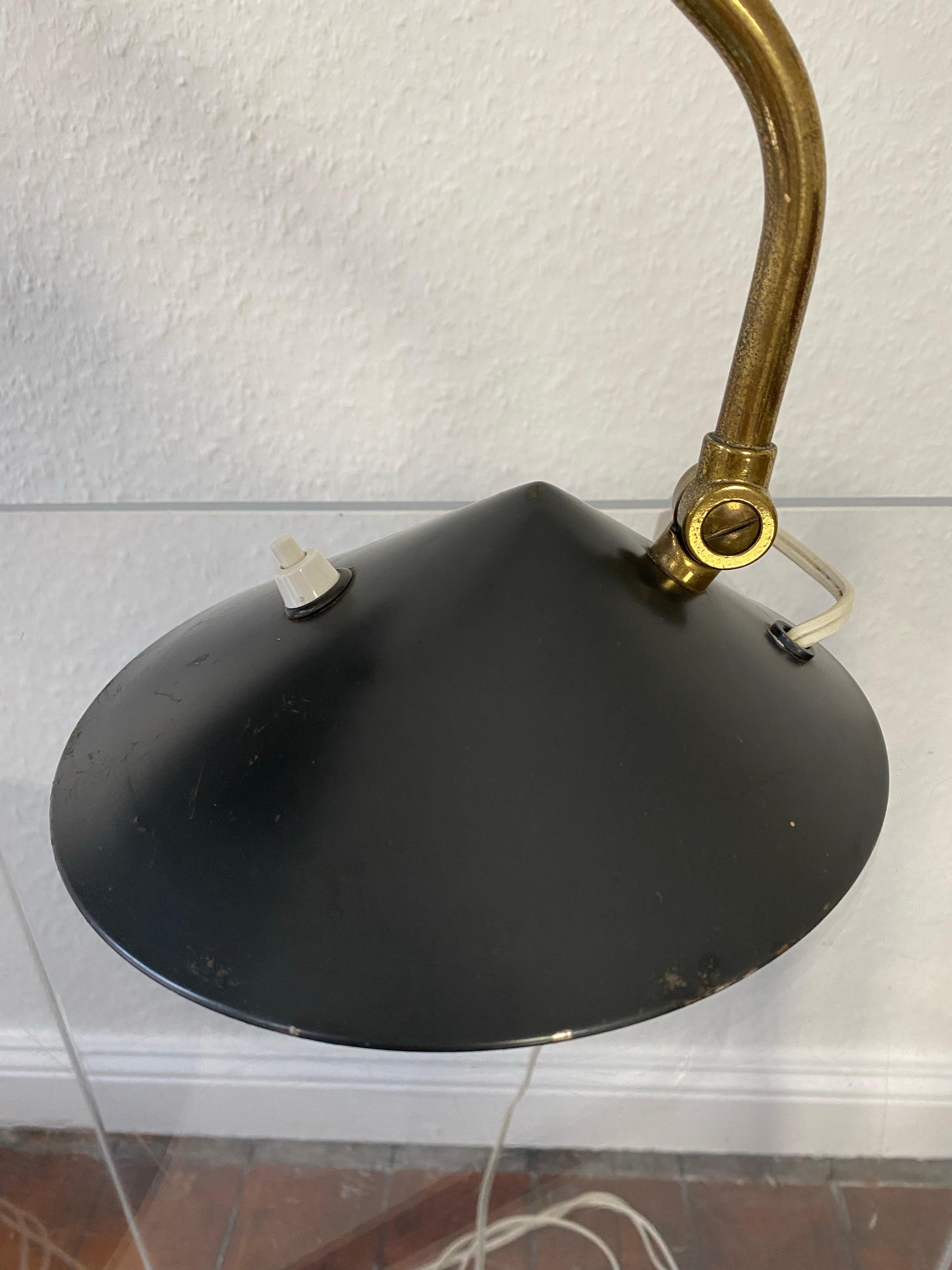 Seltene Schreibtischlampe aus der Jahrhundertmitte  Von HALA 50er Jahre Deutschland in Anthrazitstahl und Messing im Zustand „Gut“ im Angebot in Halle, DE