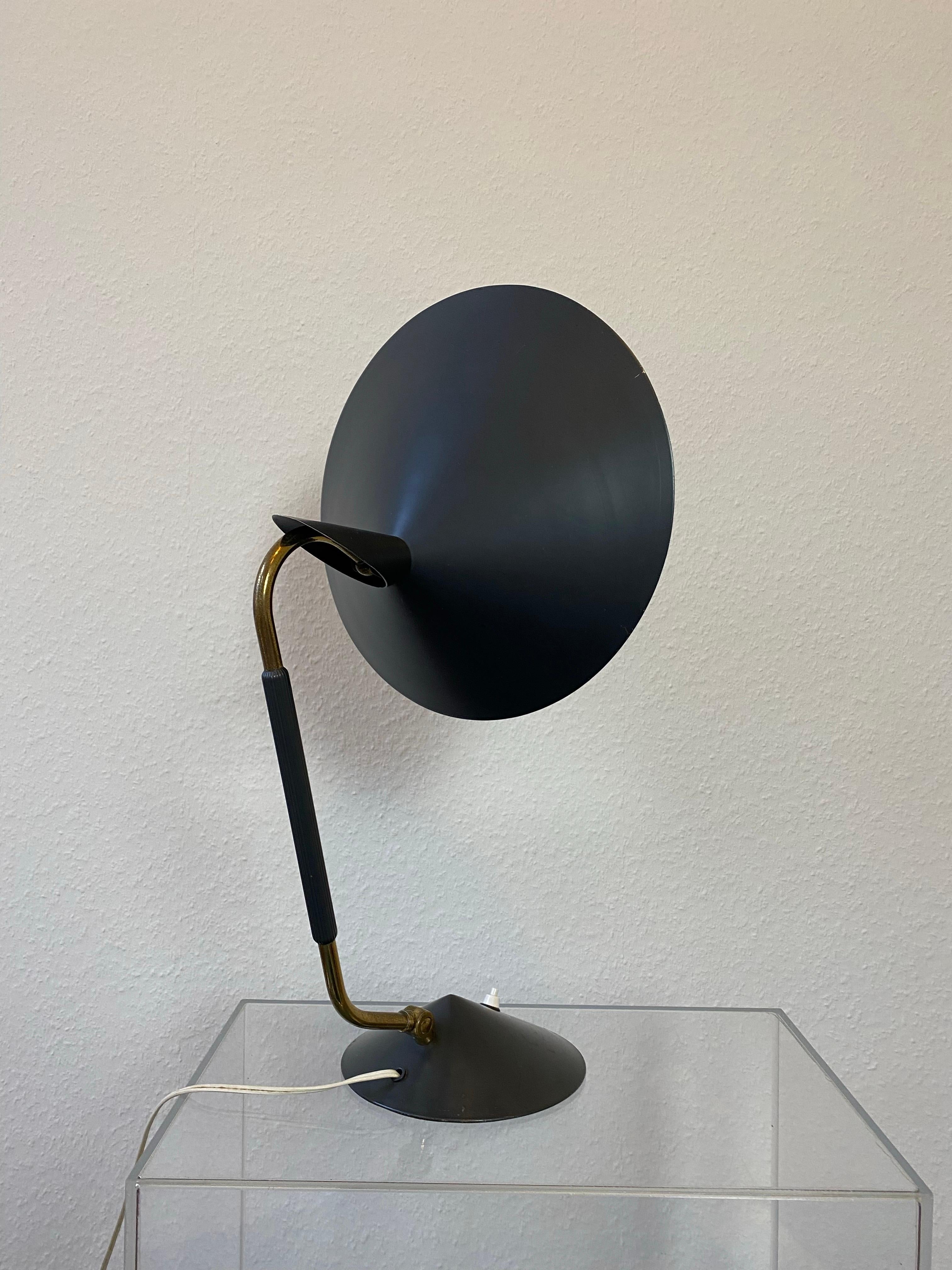 Seltene Schreibtischlampe aus der Jahrhundertmitte  Von HALA 50er Jahre Deutschland in Anthrazitstahl und Messing (Mitte des 20. Jahrhunderts) im Angebot