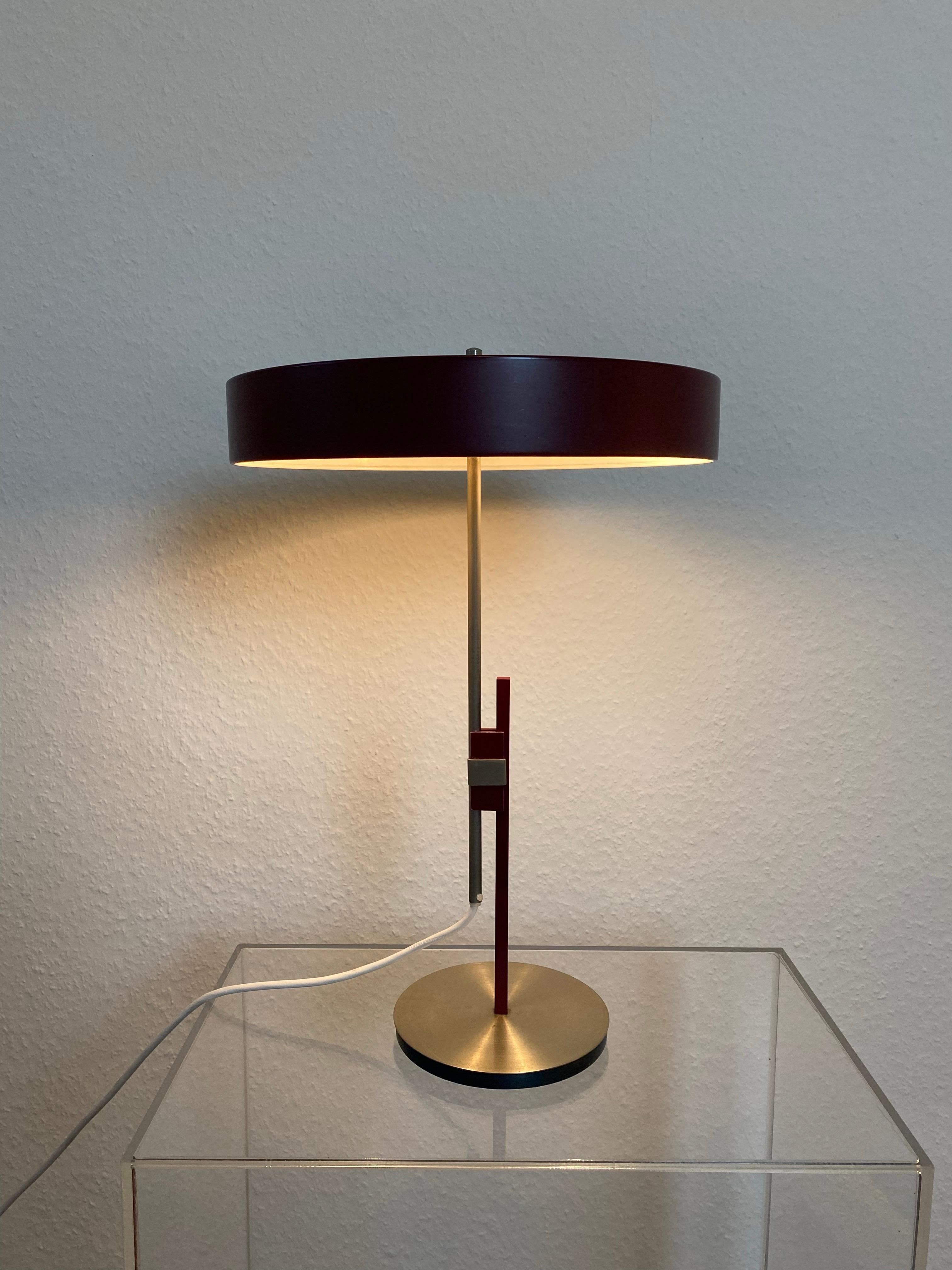 Eine seltene und schöne Midcentury Desklight Tischlampe  Modell 6886 für Kaiser 1960er Jahre Deutschland.
Diese sehr elegante Tischleuchte wurde in den frühen 1960er Jahren entworfen und war eine Art Weiterentwicklung der berühmten Kaiser Idell
