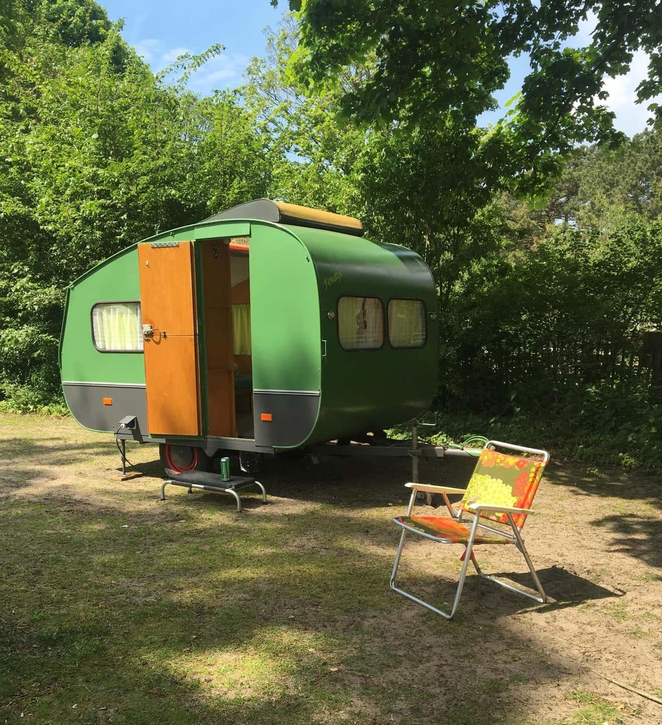 Absolut prächtiger und bezaubernder Leichtbau-Wohnwagen, entworfen und hergestellt von A.G.P. van Kemenade. Der Caravan oder Mini-Wohnwagen verdankt seinen Namen dem kleinen Kolibri, und wurde aus Multiplex gefertigt und ist daher sehr leicht (ca.