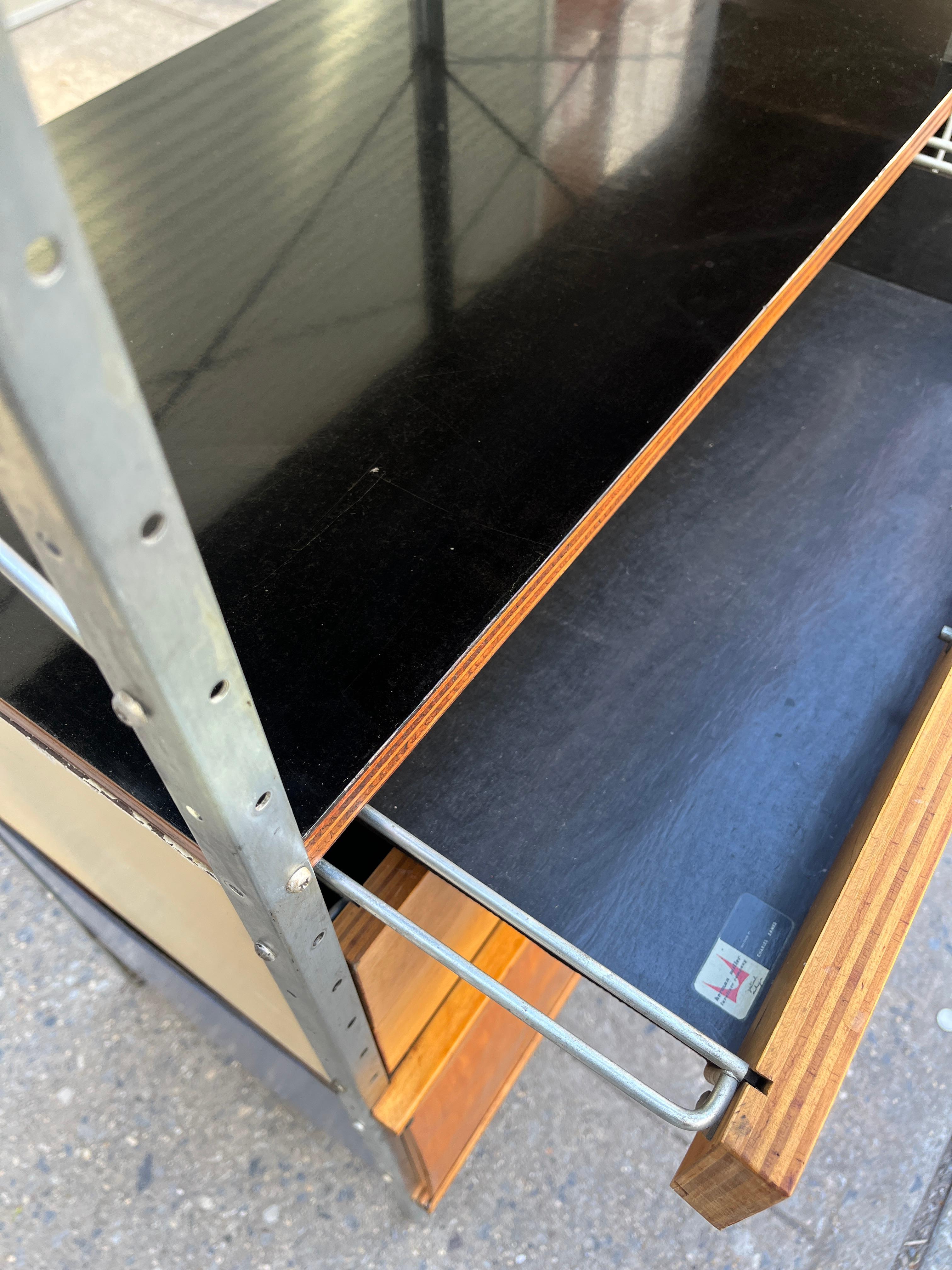 Zur Auswahl steht dieses von Charles und Ray Eames entworfene ESU 400-C für Herman Miller. Dies ist die seltenste ESU (Eames Storage Unit) aus der 1. Serie. Ein vielseitiges Möbelstück, das einen wunderbaren Schrank, ein Bücherregal und eine