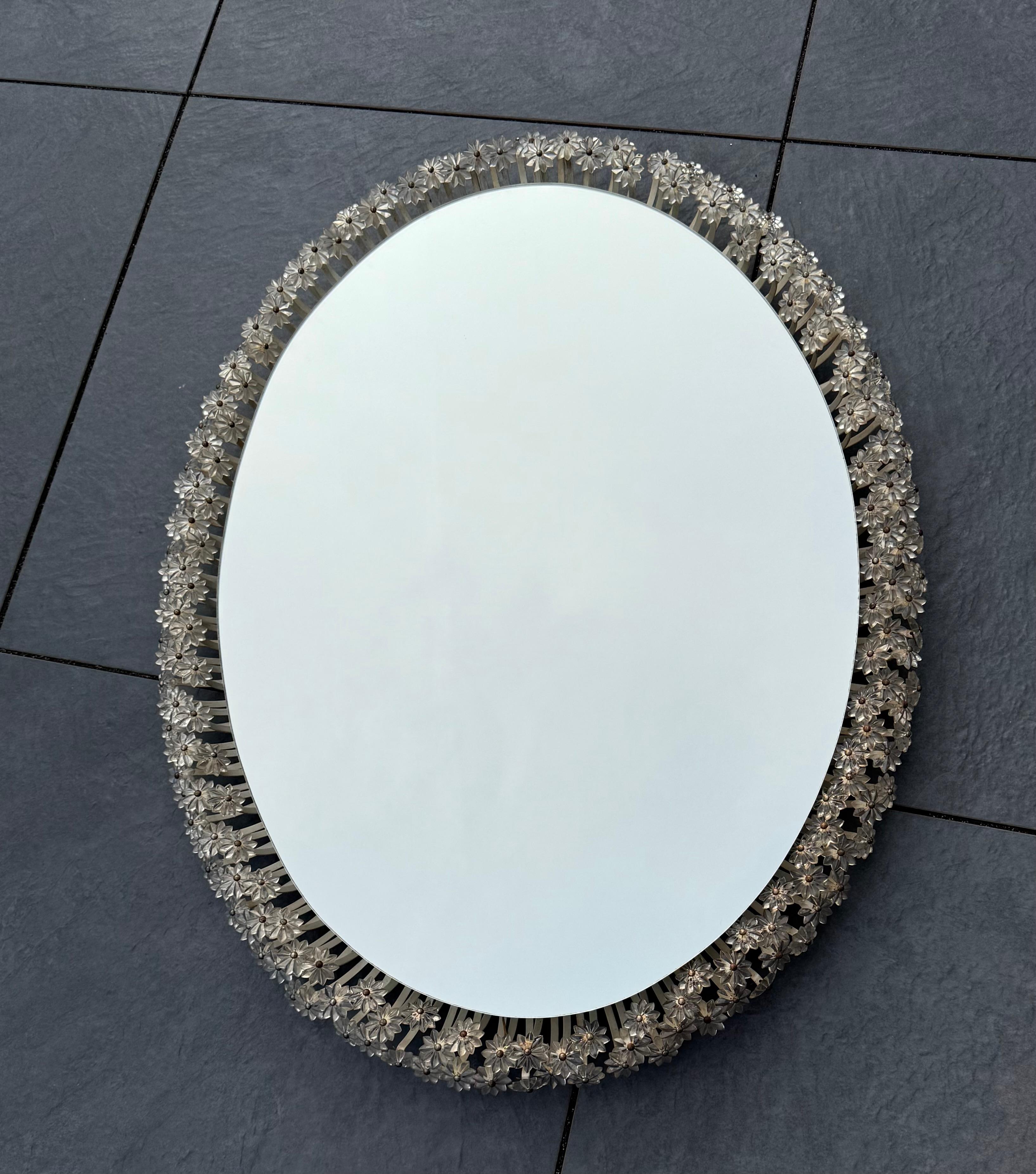 Rare Midcentury Emil Stejnar Illuminated Floral Oval Shape Mirror, Austria 1950s Moderno de mediados de siglo en venta