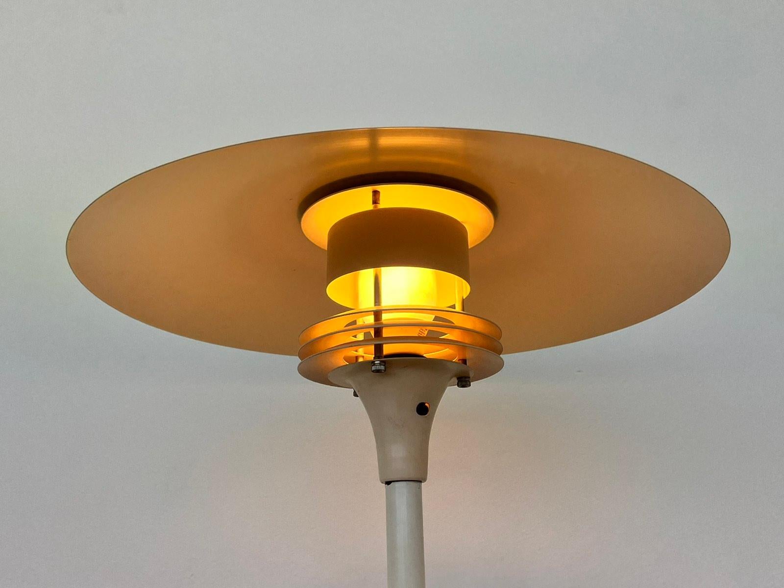 Rara lámpara de pie de mediados de siglo al estilo de Poul Henningsen, Dinamarca, años 60 Danés en venta