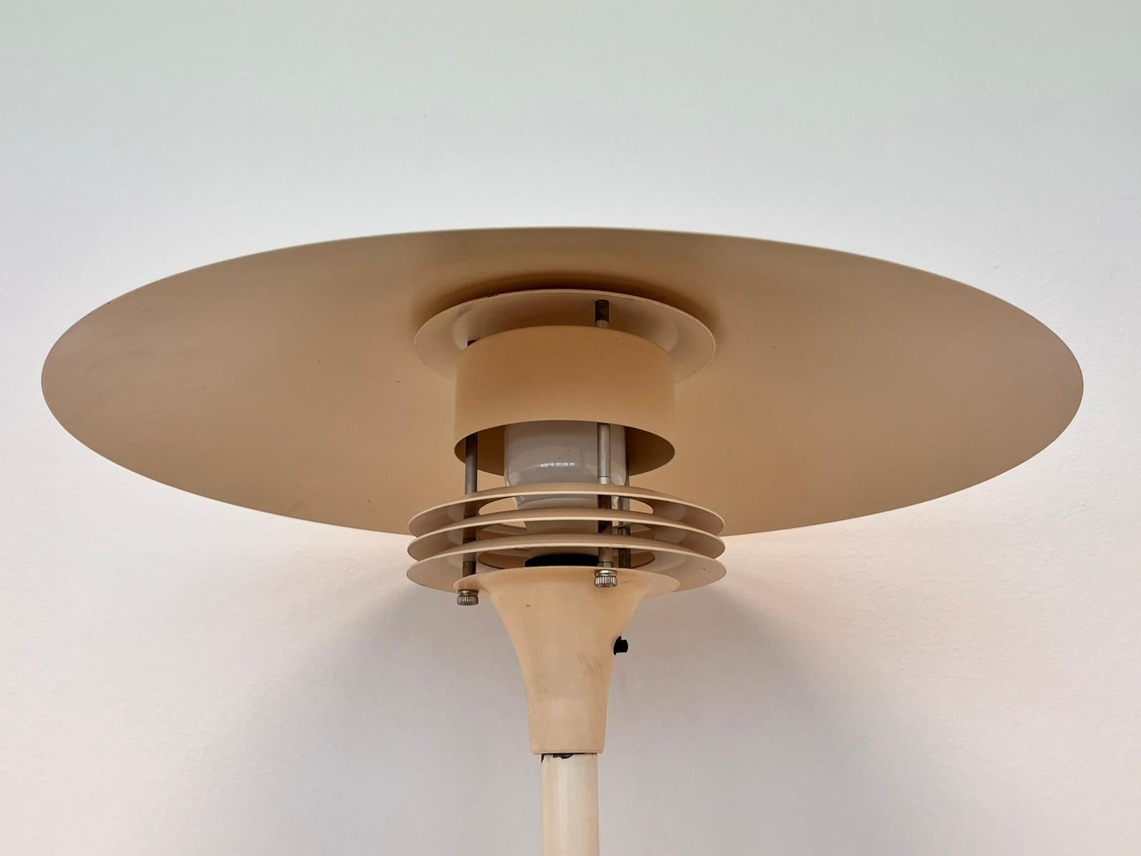 Rara lámpara de pie de mediados de siglo al estilo de Poul Henningsen, Dinamarca, años 60 Metal en venta