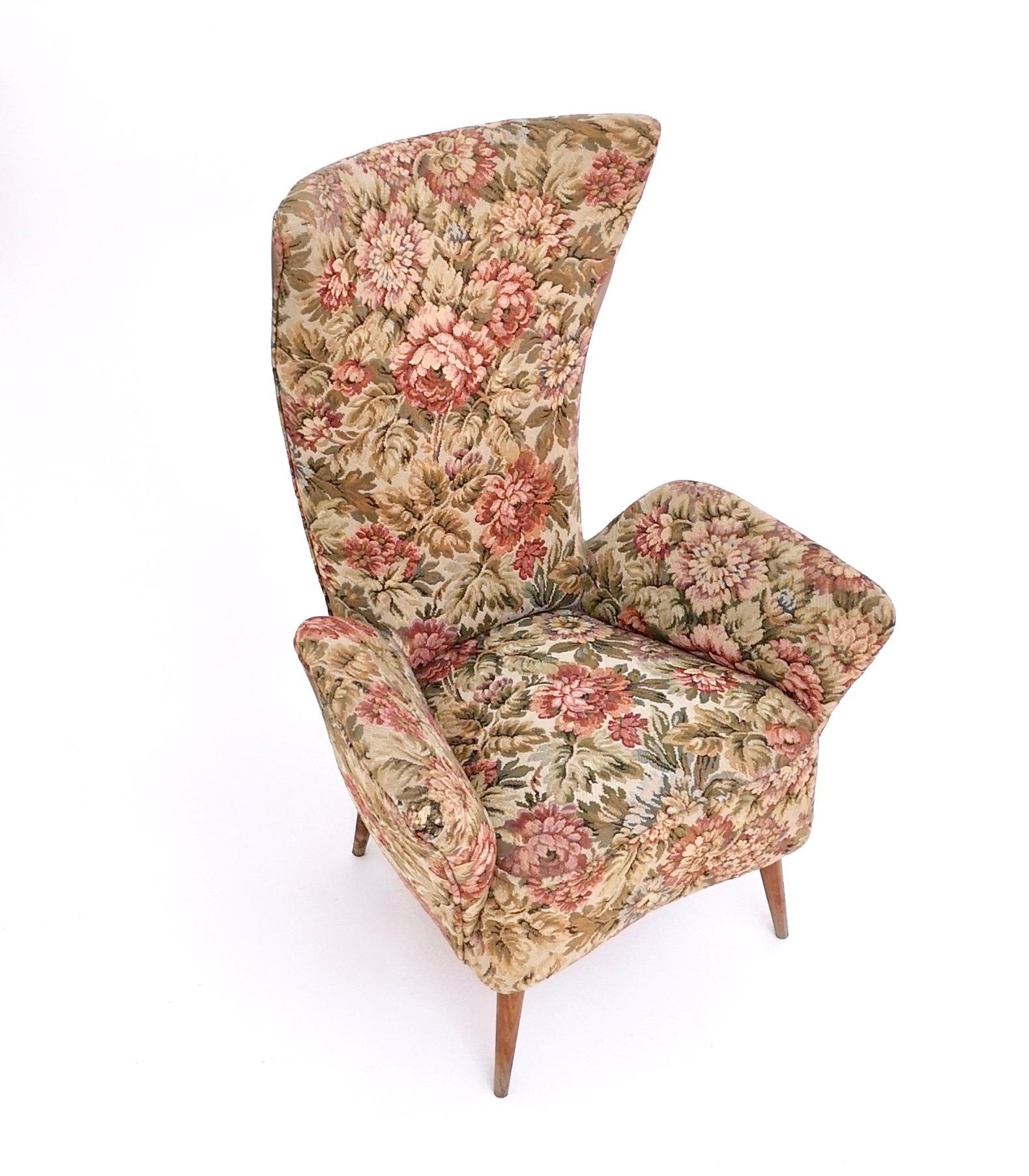 Rare Vintage Floral Fabric Children Armchair with Wooden Legs, Italy In Excellent Condition For Sale In Bresso, Lombardy