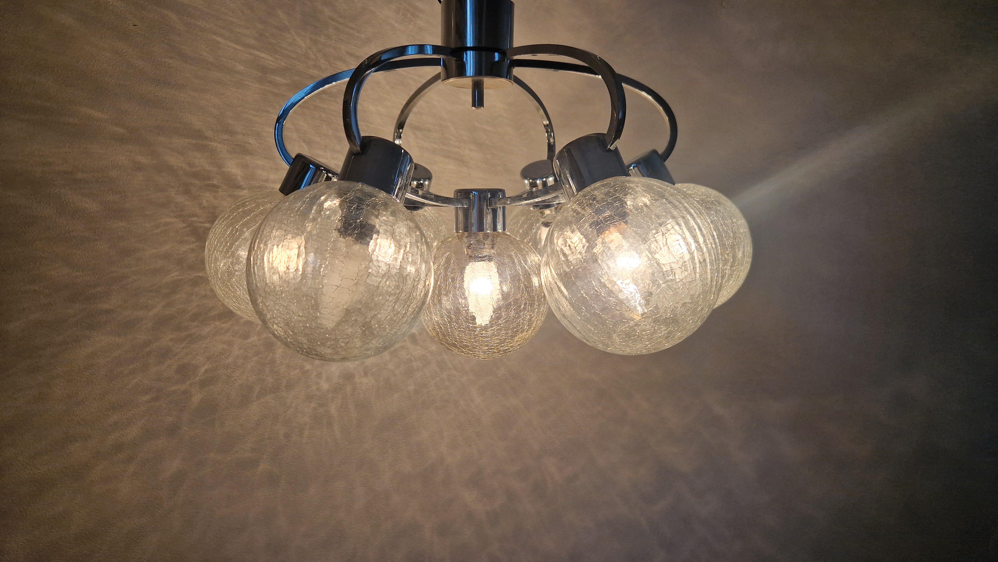 - uno stile di illuminazione molto bello
-Tipo raro
- lampadario o montaggio ad incasso